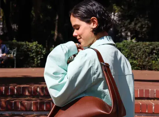 Mexicana transforma piel de nopal en moda sostenible