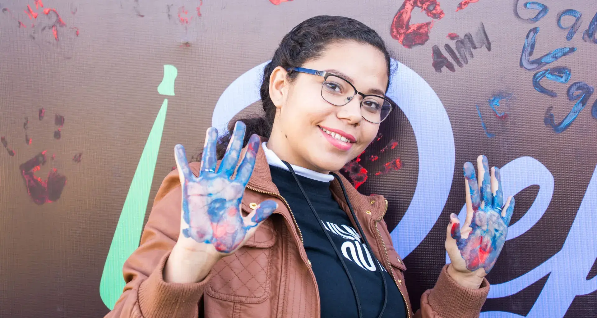 Joven con las manos llenas de pintura