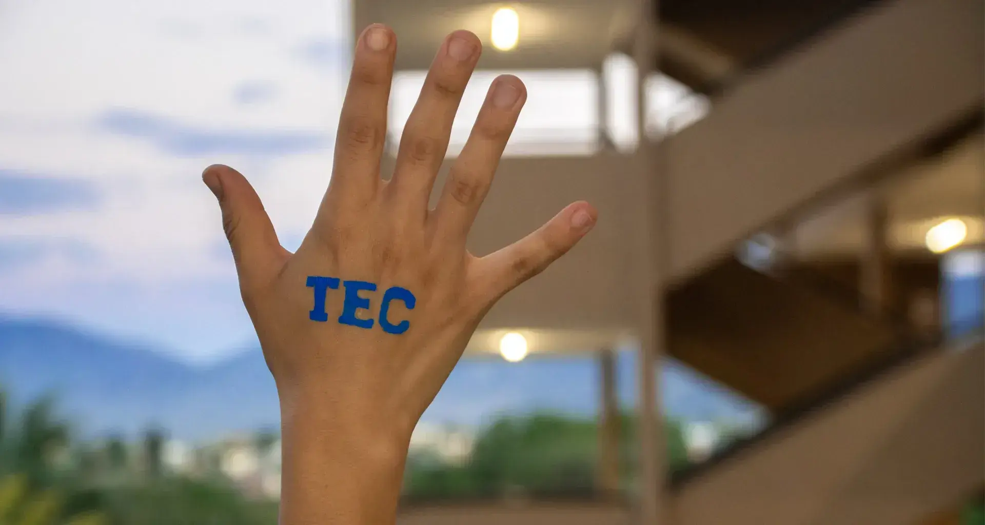 Tecnológico de Monterrey en la mano de un alumno