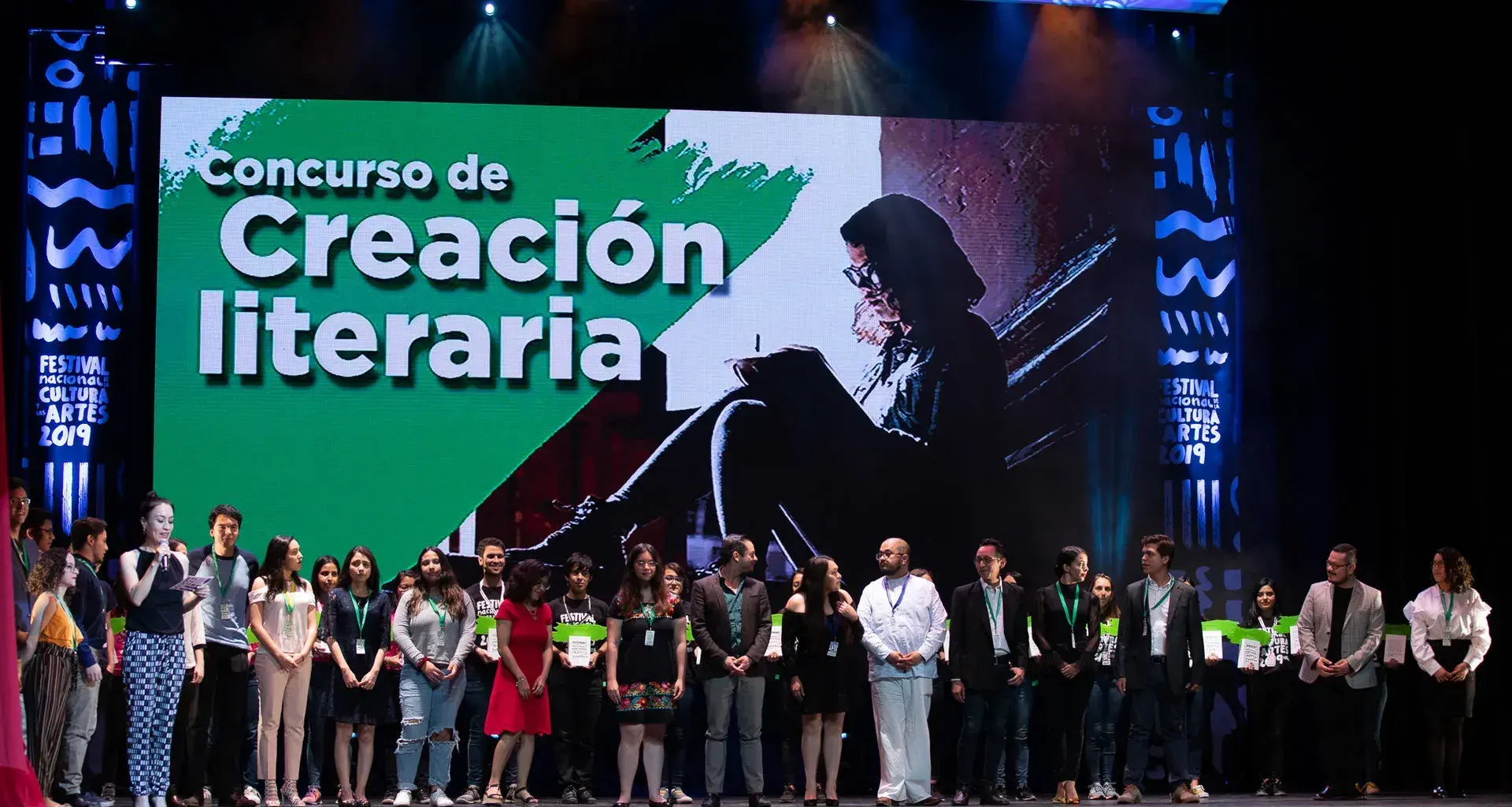 Jóvenes ganadores del concurso nacional de creación literaria.