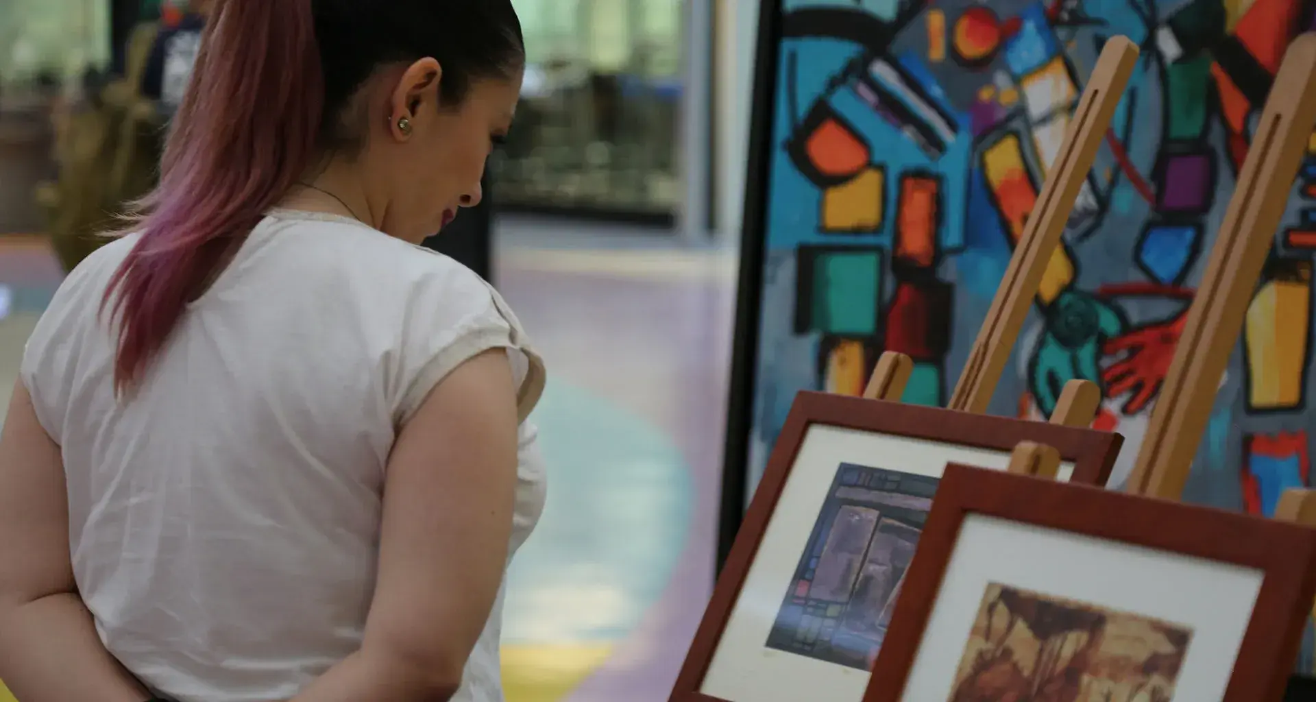 Observando los cuadros de la exposición