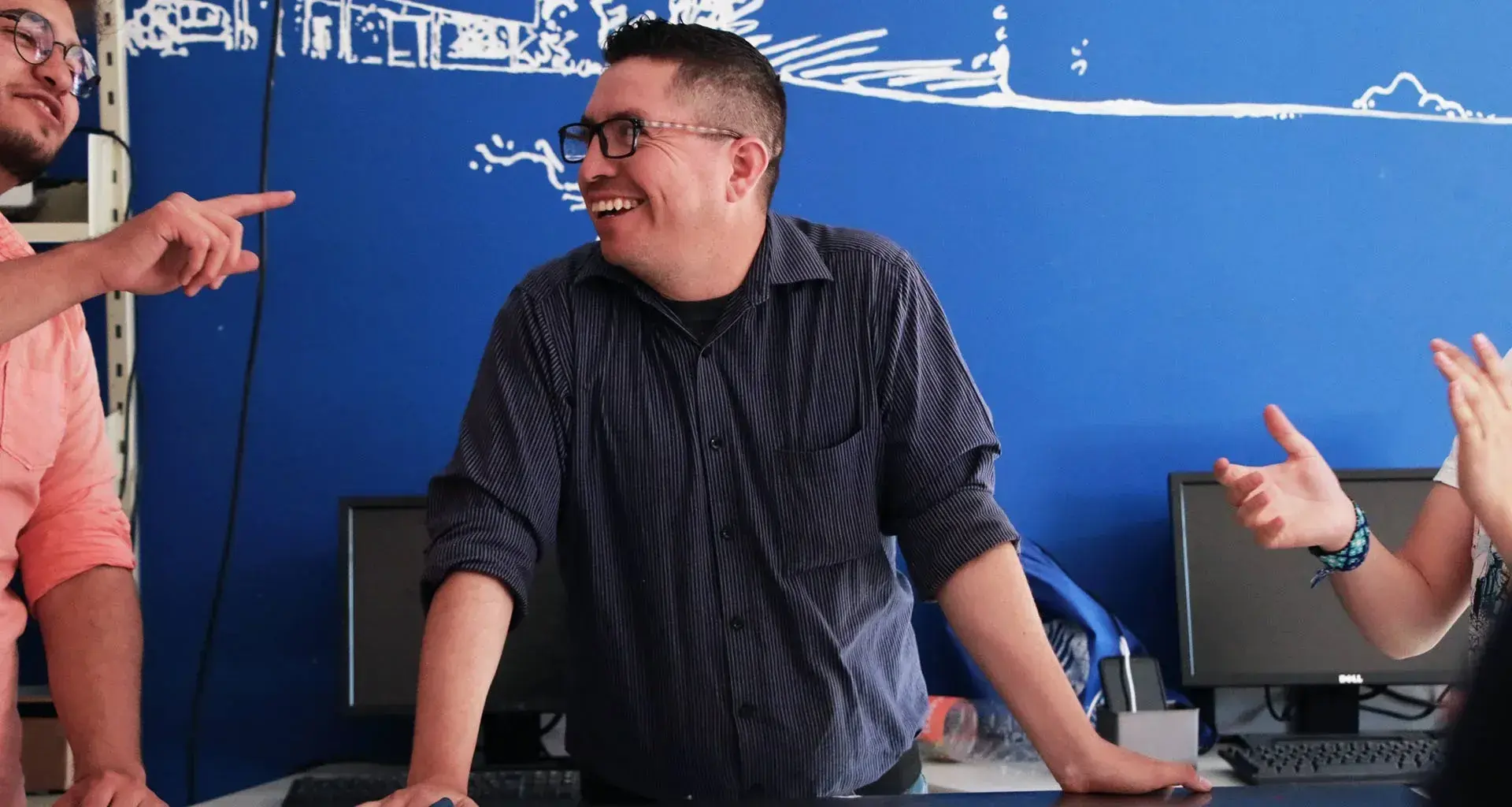 Flabio Mirelez junto a alumnos en taller de robótica