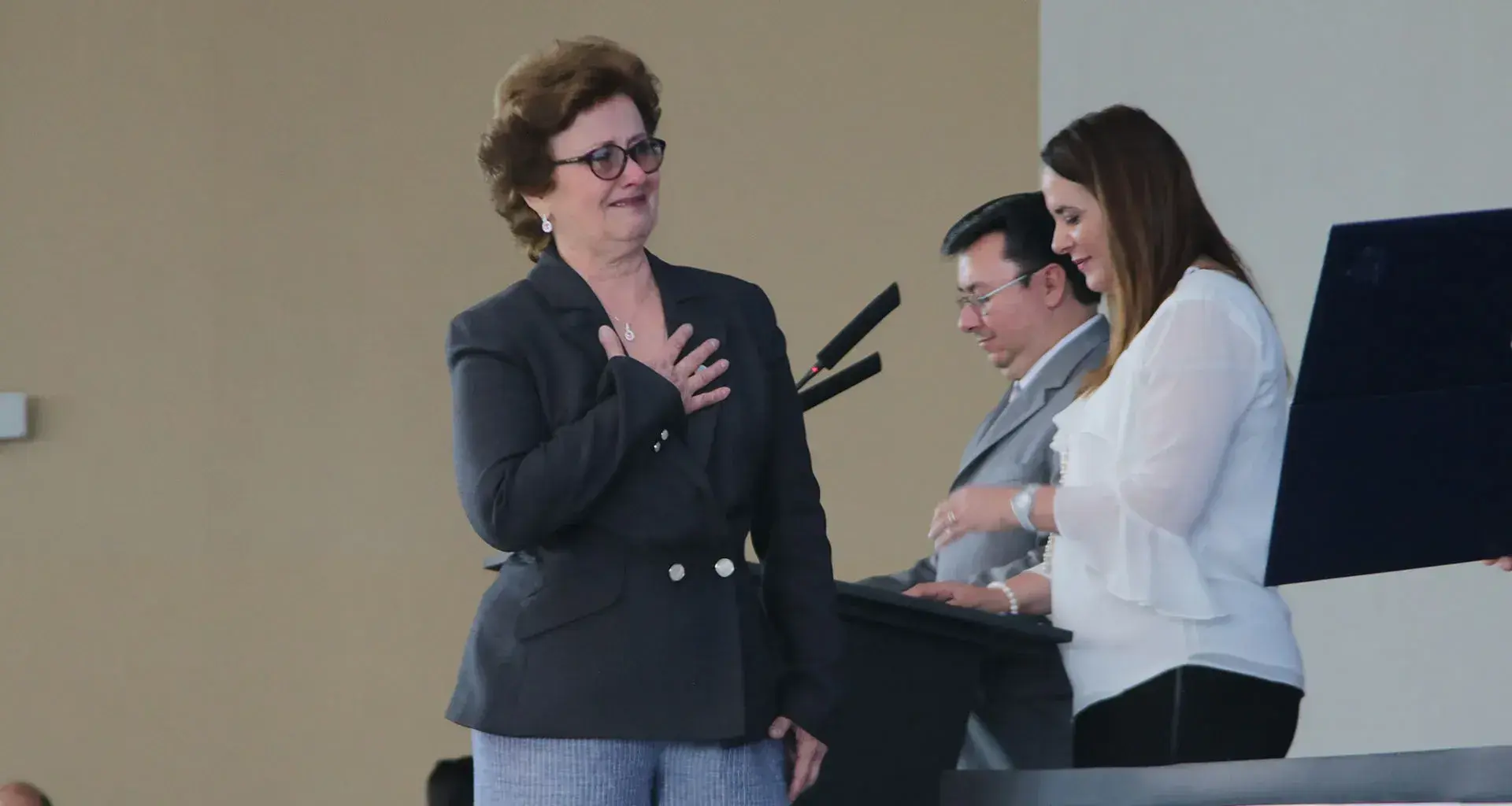 Profesora recibiendo reconocimiento