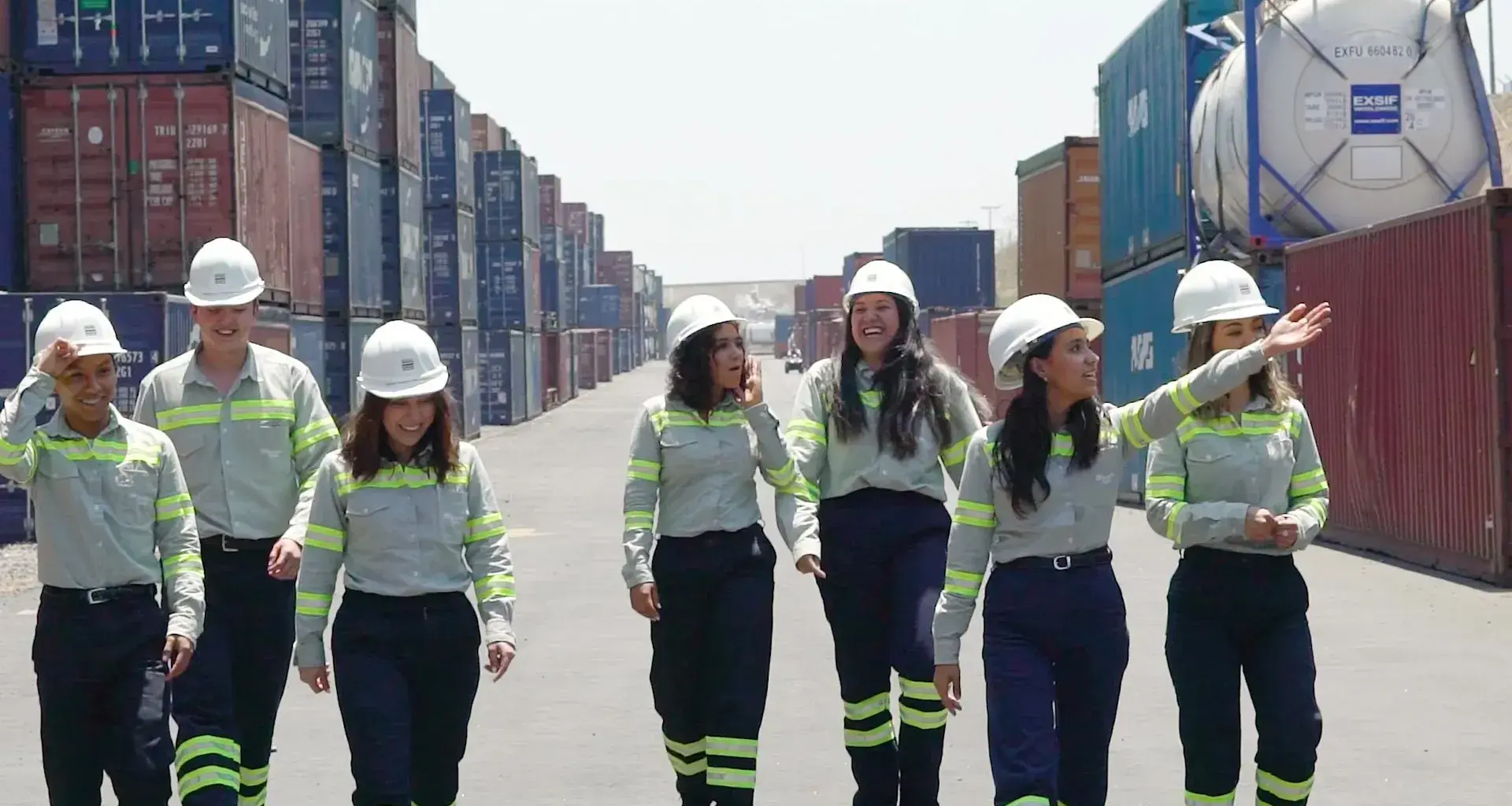 Alumnos caminando entre contenedores de Tenaris Tamsa