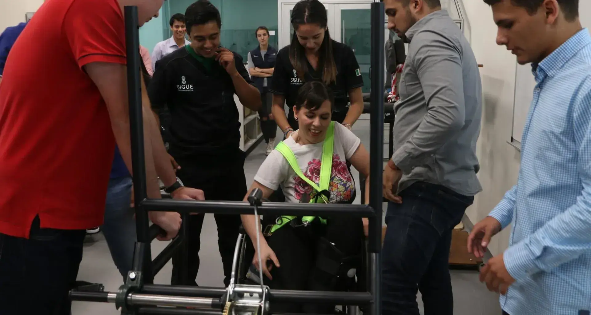 Así ayudaron ingenieros del Tec a levantarse a personas con parálisis