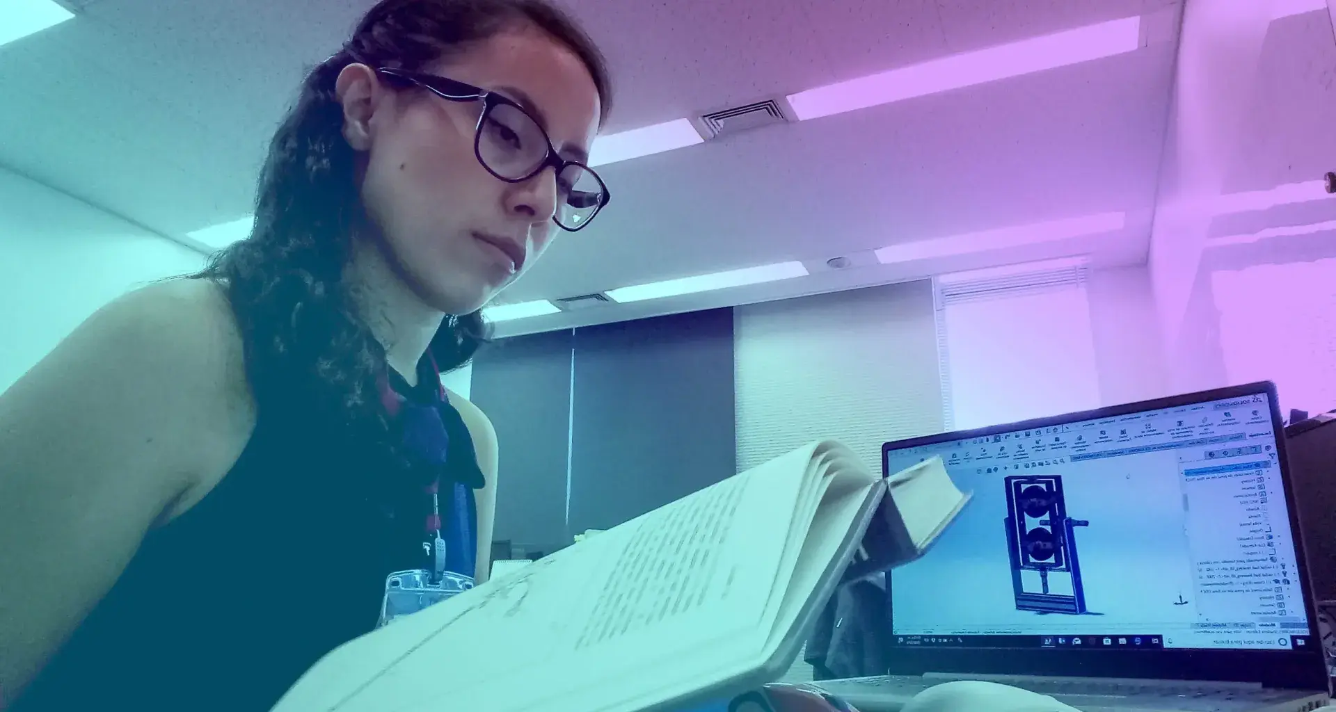 Ana Rebeca estudiando 