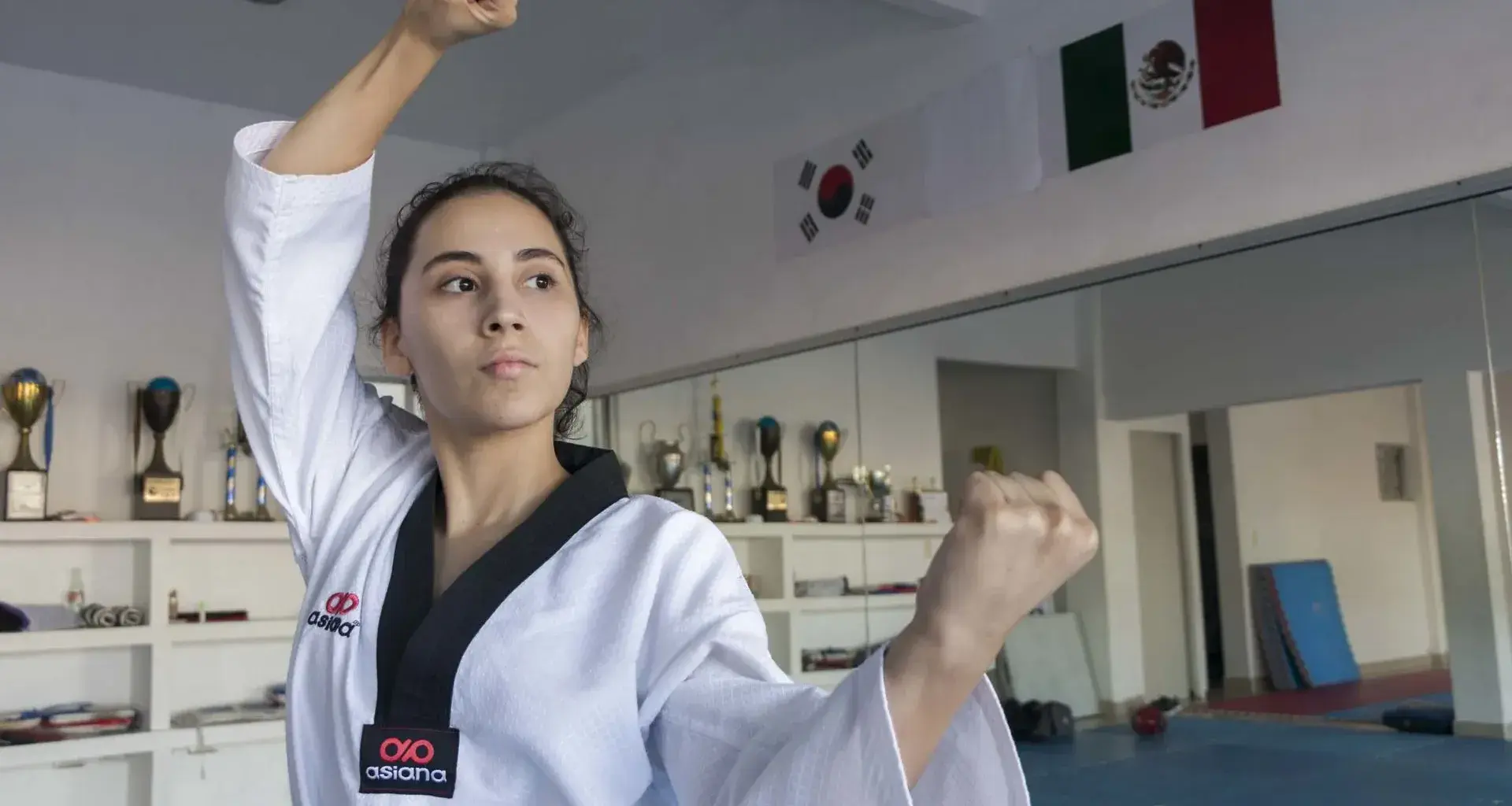 Estefany Ureta practicando taekwondo en la academia donde entrena