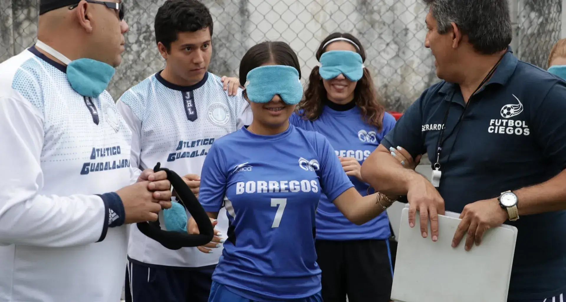Partido de soccer entre Borregas de PrepaTec Santa Anita y Atlético Guadalajara Escuela de Futbol para Ciegos