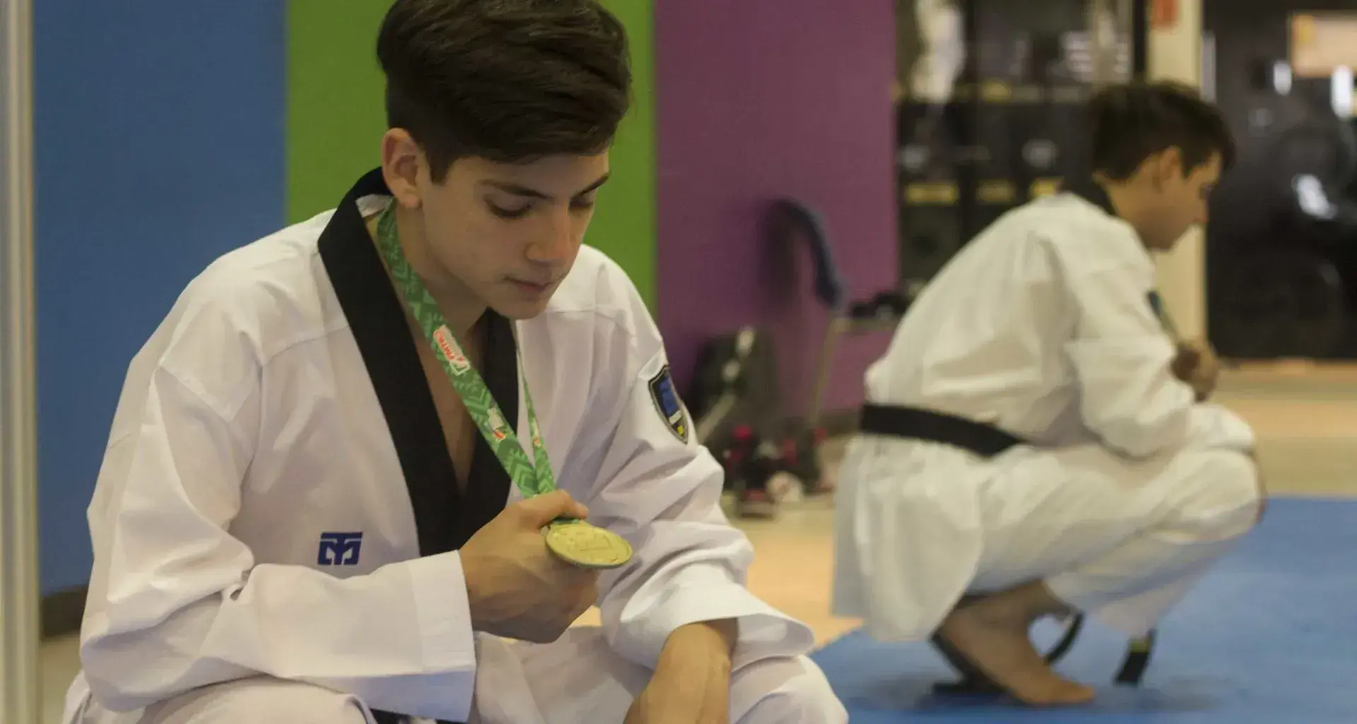 Joseph posando con su medalla de oro de la competencia nacional juvenil.