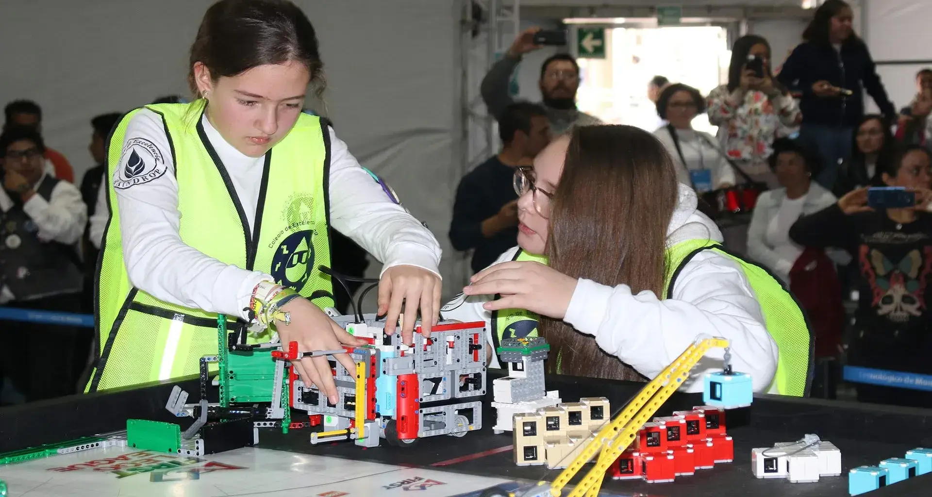 Niñas aprendiendo robótica
