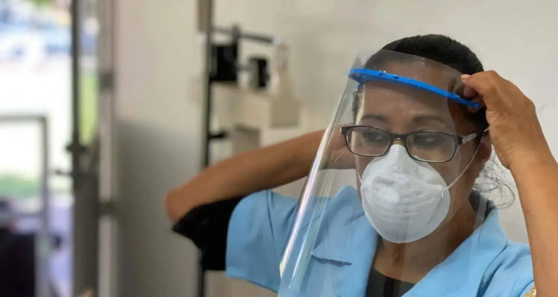 Nabawa proyecto de egresados y alumna del Tec que donan caretas a hospitales