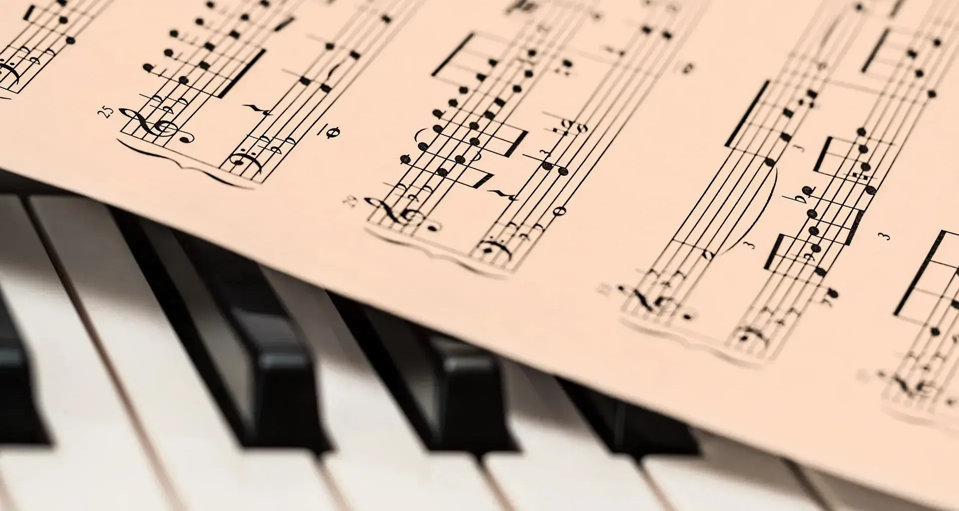Partituras sobre un piano canción de esperanza por pandemia