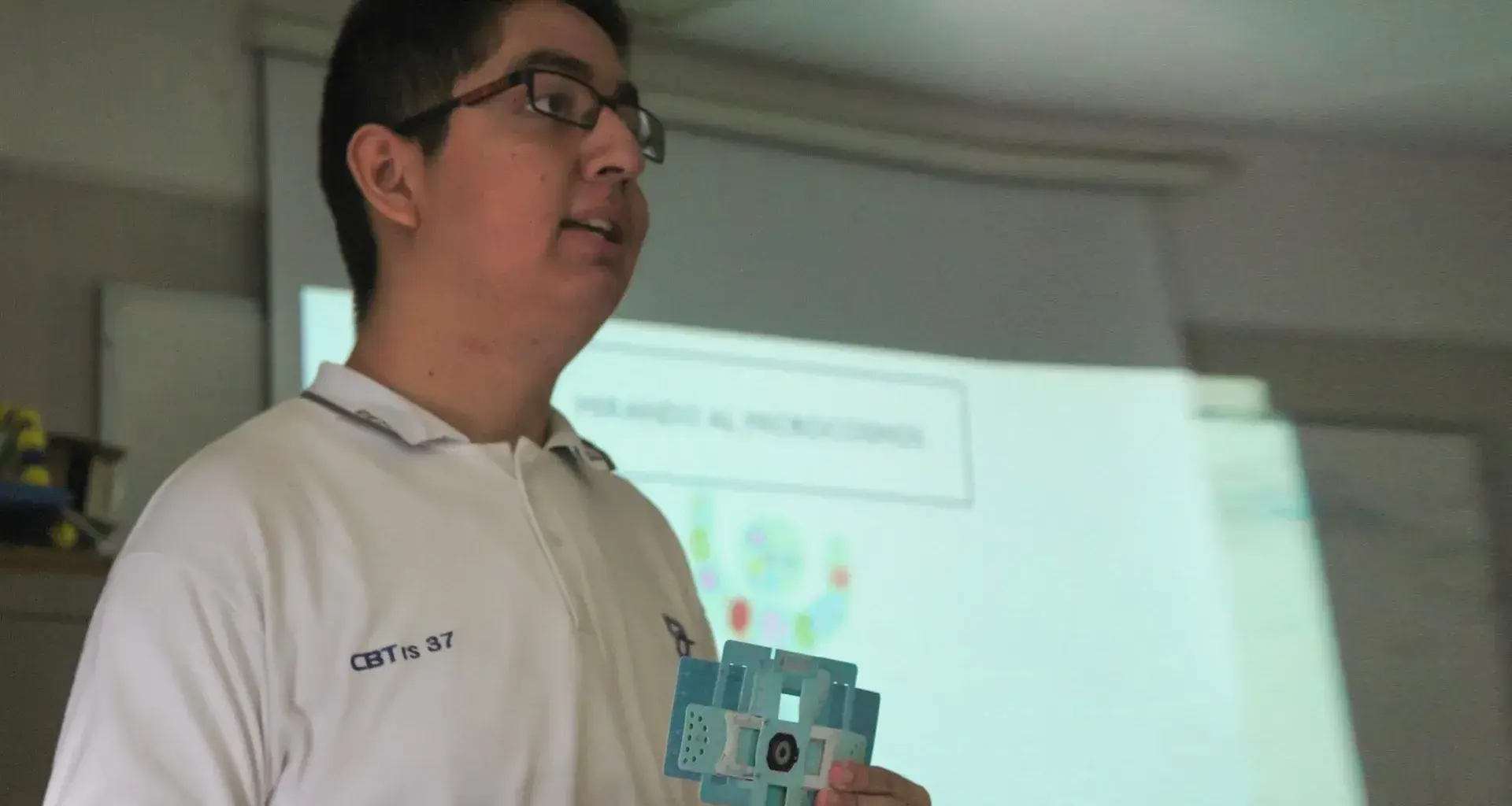 ¡Microscopios de Origami! Cajemense gana beca del 100% con esta idea