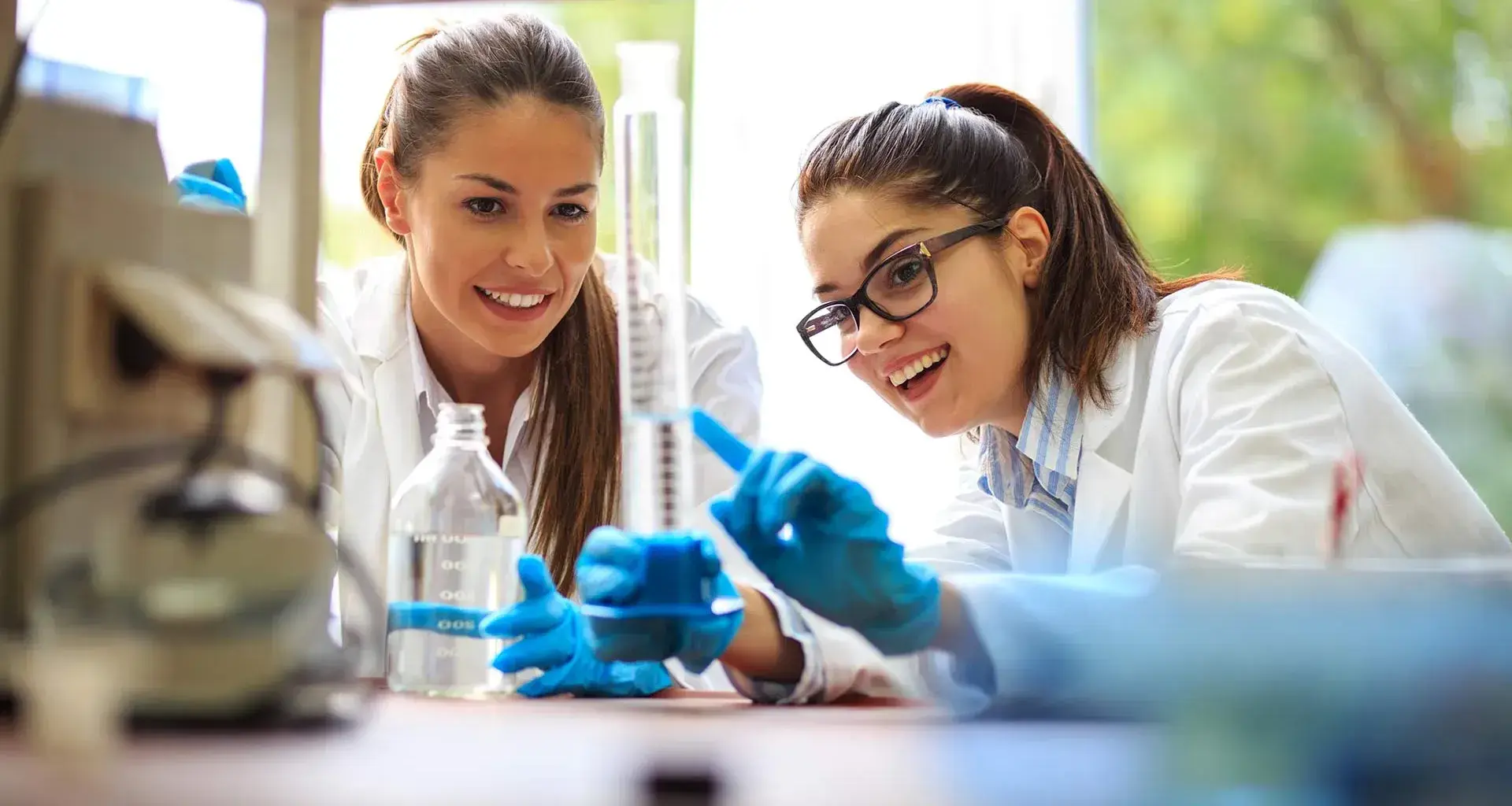 Llevan trabajo de ingenieras y científicas Tec al plano internacional