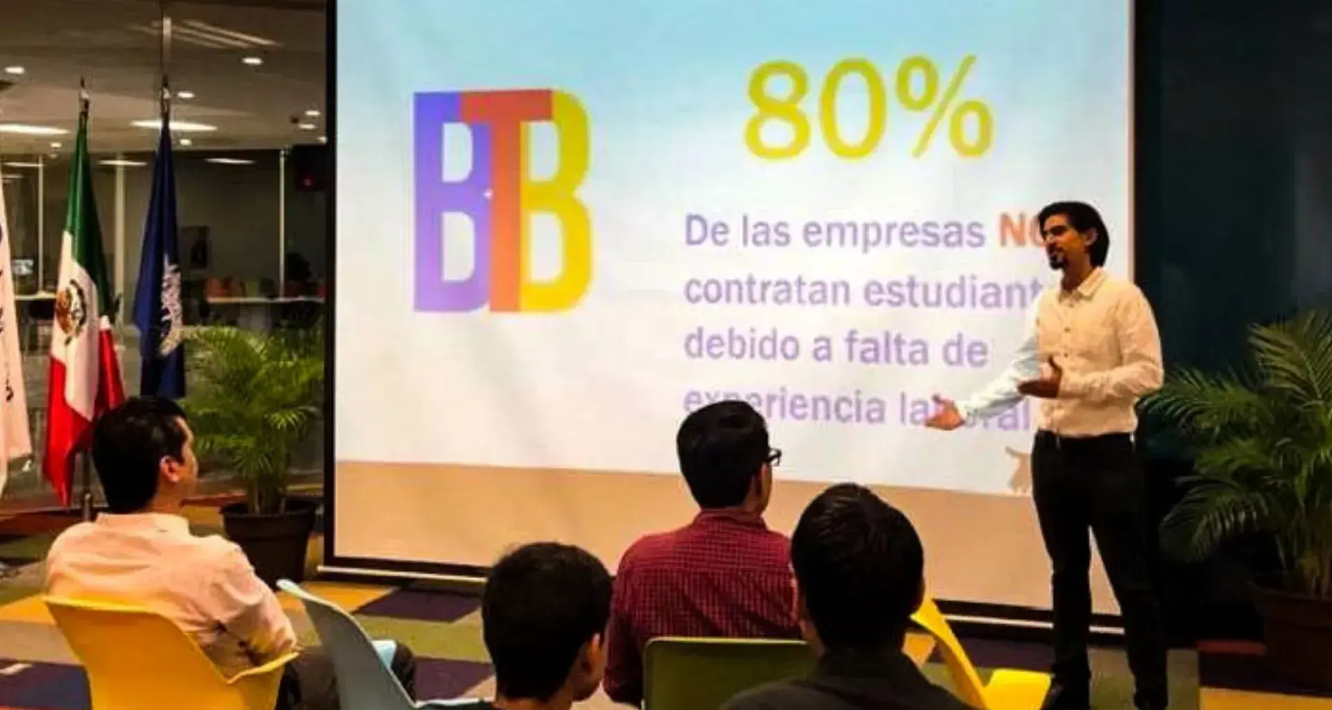 Erick explicando un proyecto