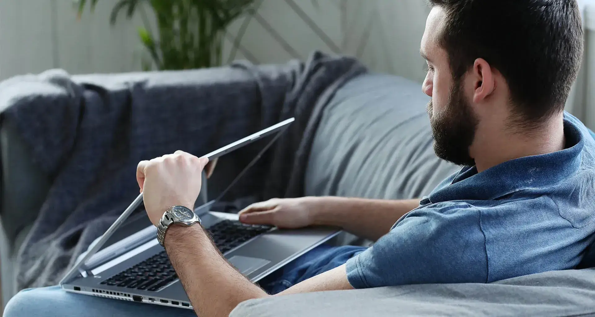 Hombre cerrando su computadora