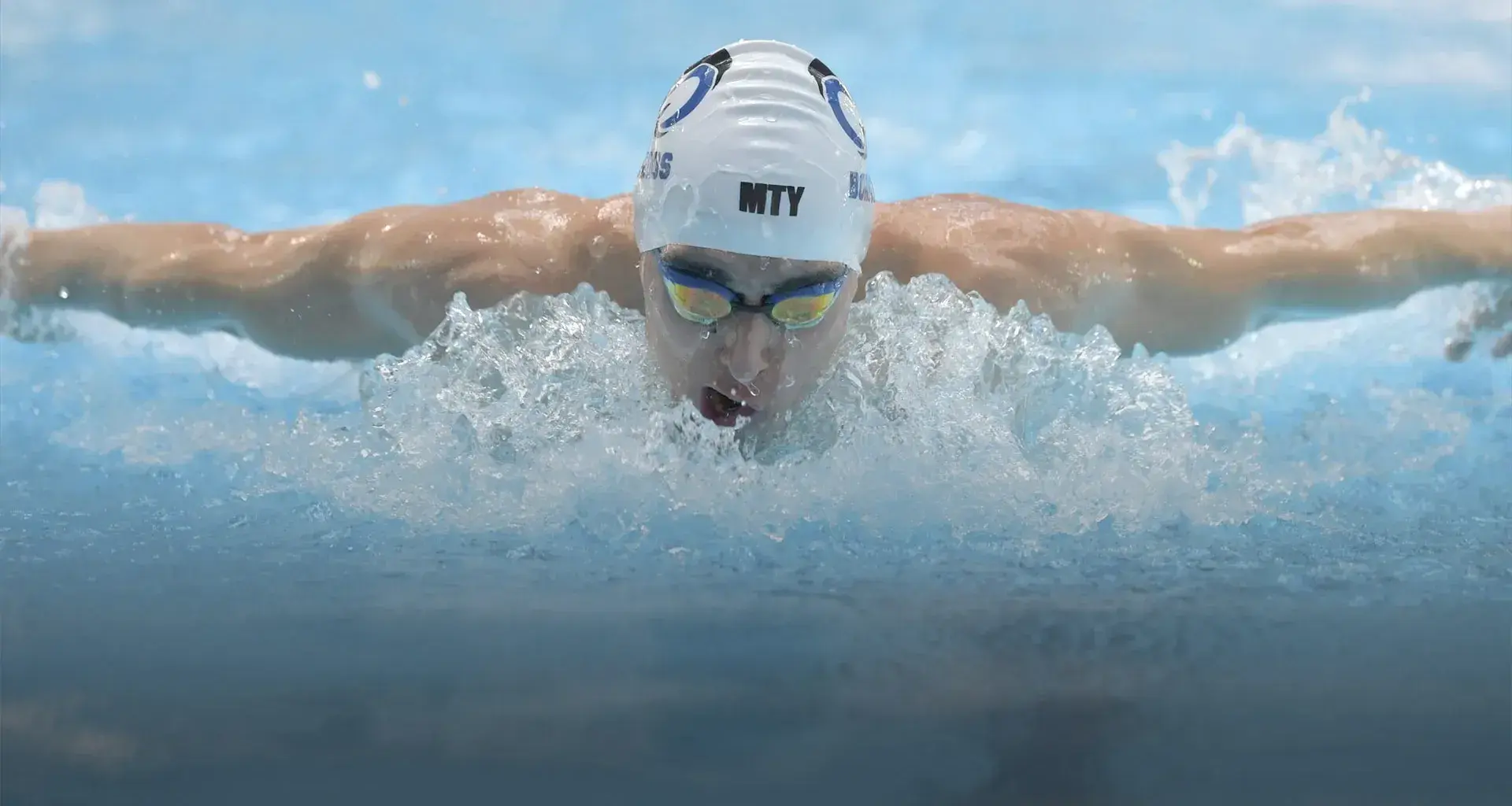 Sus ‘brazadas’ lo llevan al éxito académico y en la natación