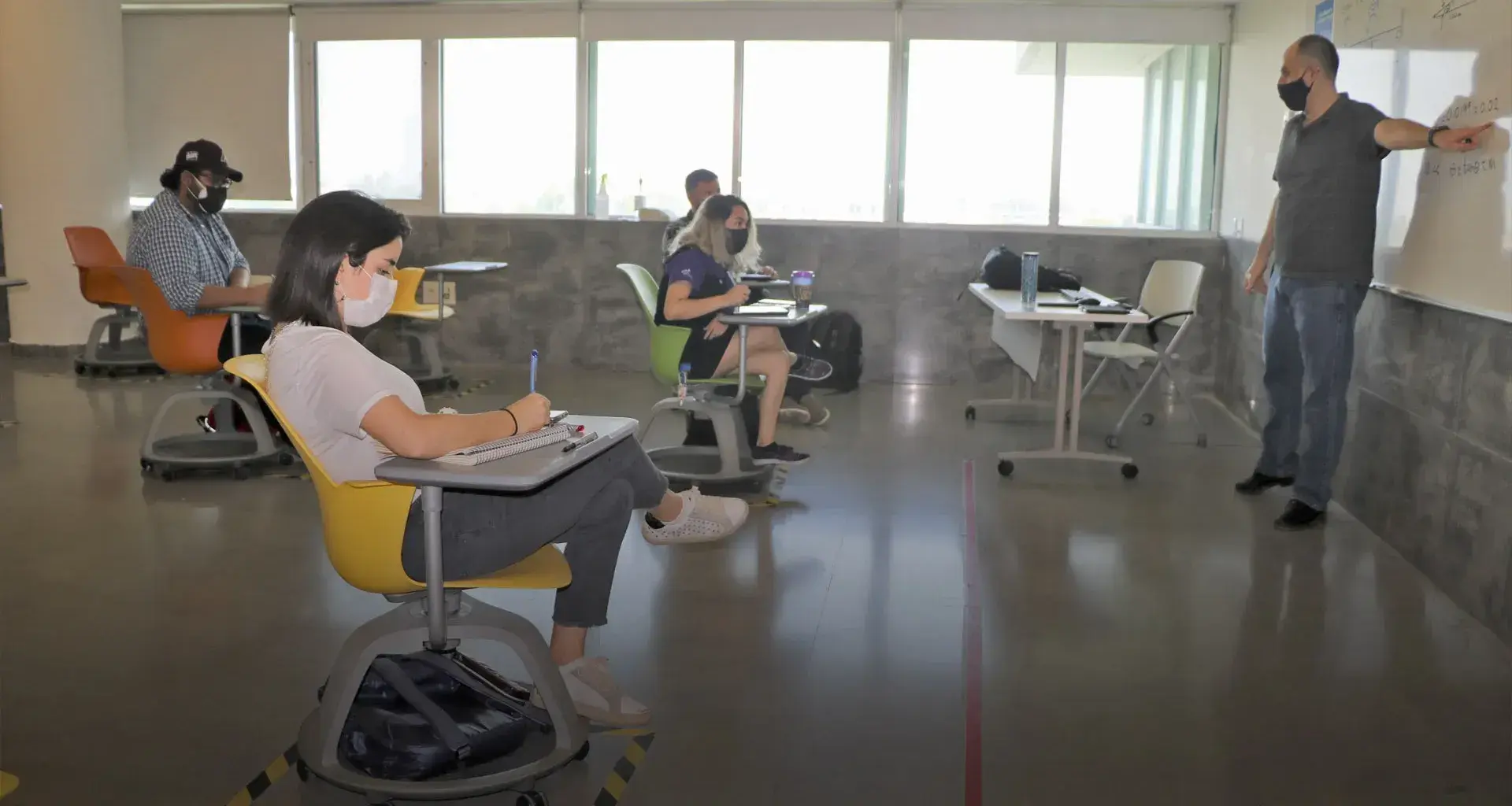 Alumnos y profesores retomando actividades híbirdad y presenciales en el inicio del semestre agosto-diciembre 2021