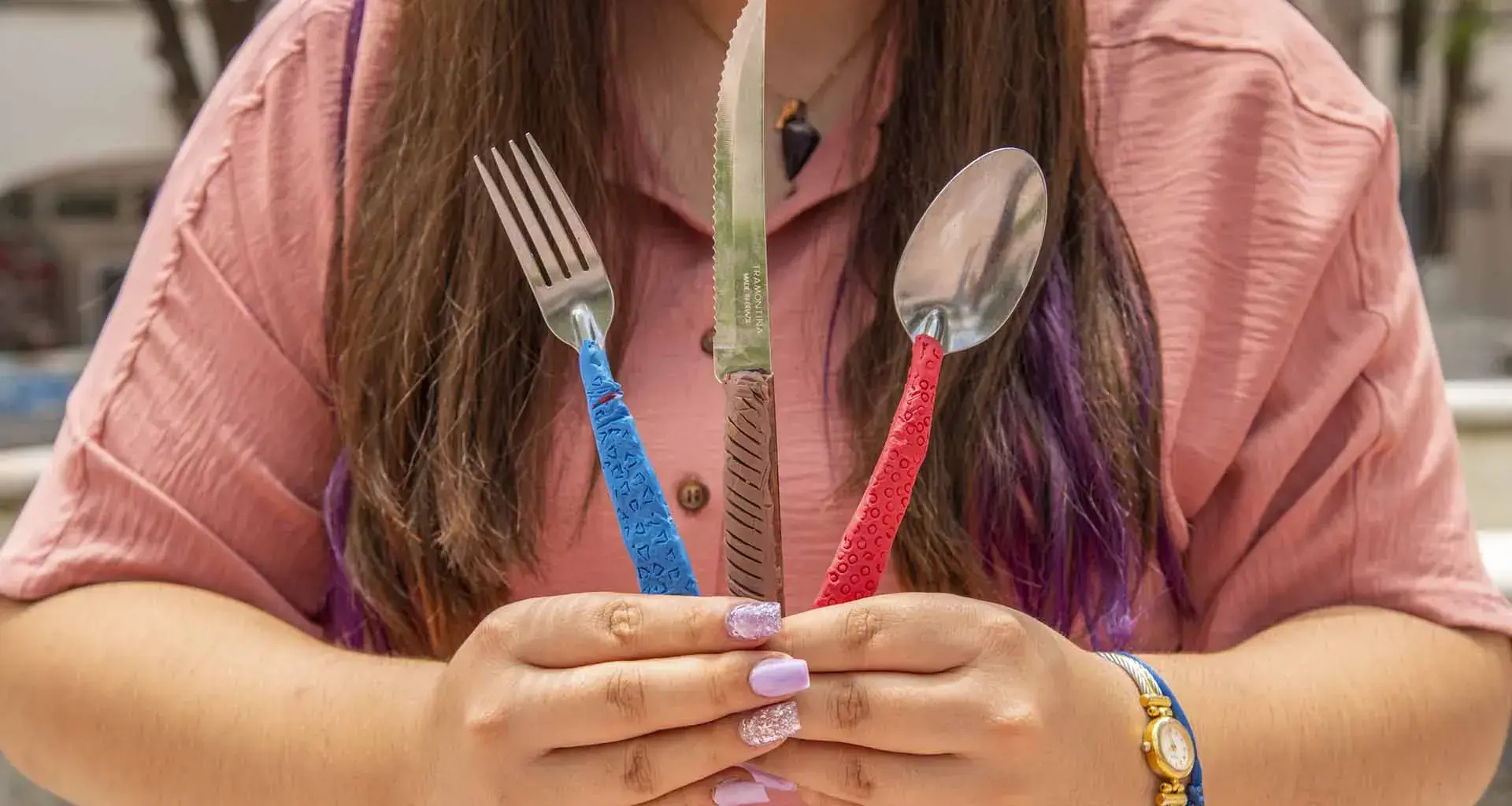 Alejandra Tovar, estudiante de Diseño Industrial del Tec de Monterrey, ganó el concurso de diseño James Dyson Award 2021 con su proyecto de cubiertos Triada.