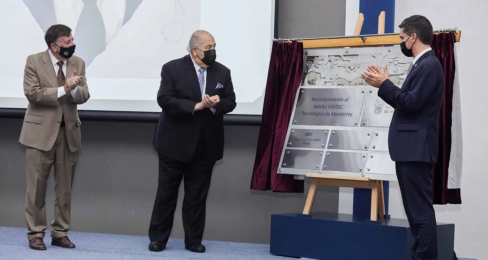 El EXATEC Federico Ruíz Rubio fue reconocido con el "Premio Mérito EXATEC" del Tec de Monterrey campus Querétaro,