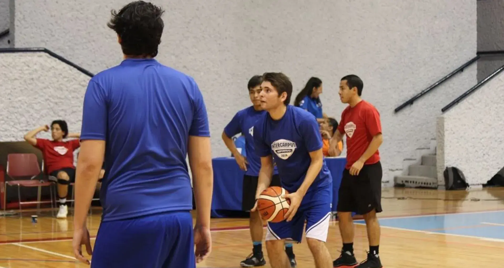 ¡Encesta en grande! Egresado en liga profesional de baloncesto