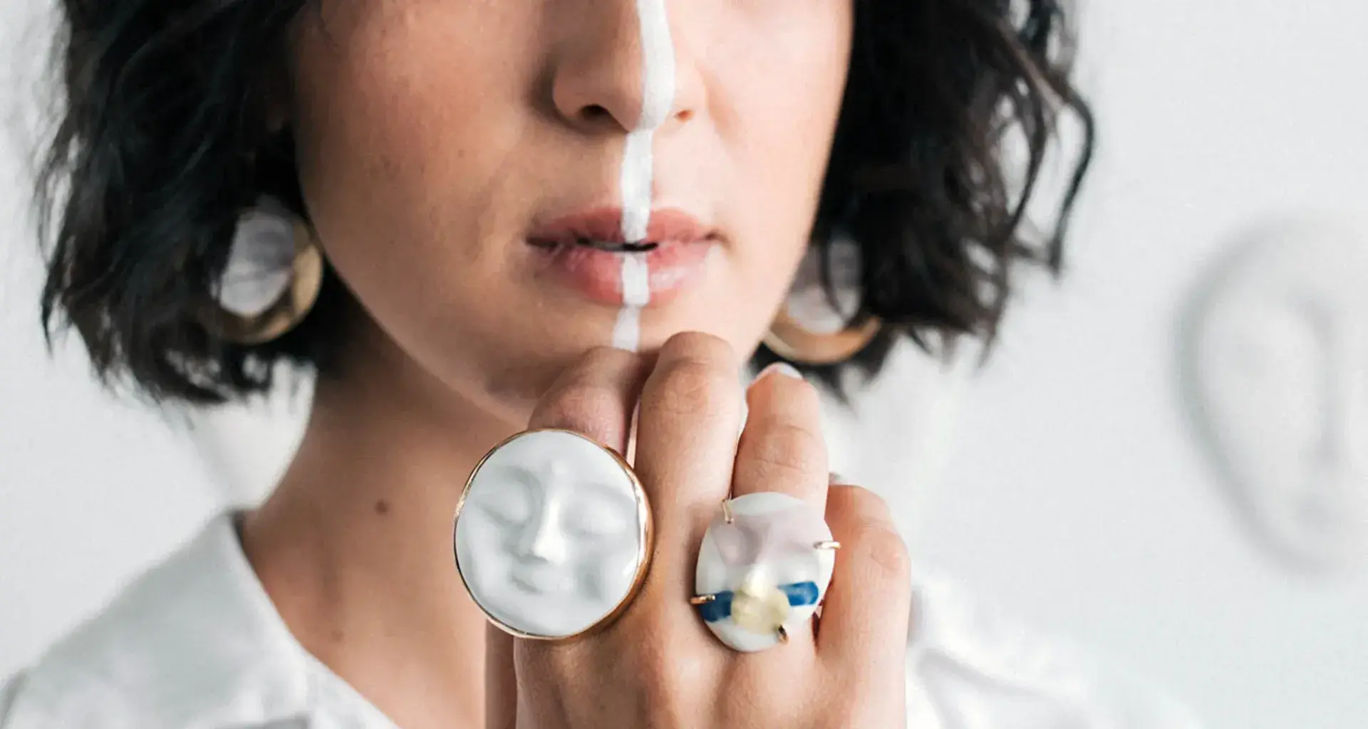 Carolina Gamper, EXATEC de la carrera de Diseño Industrial en Campus Querétaro, es la creadora de Mino Mino, una marca de joyería hecha de plata reciclada y cerámica. 