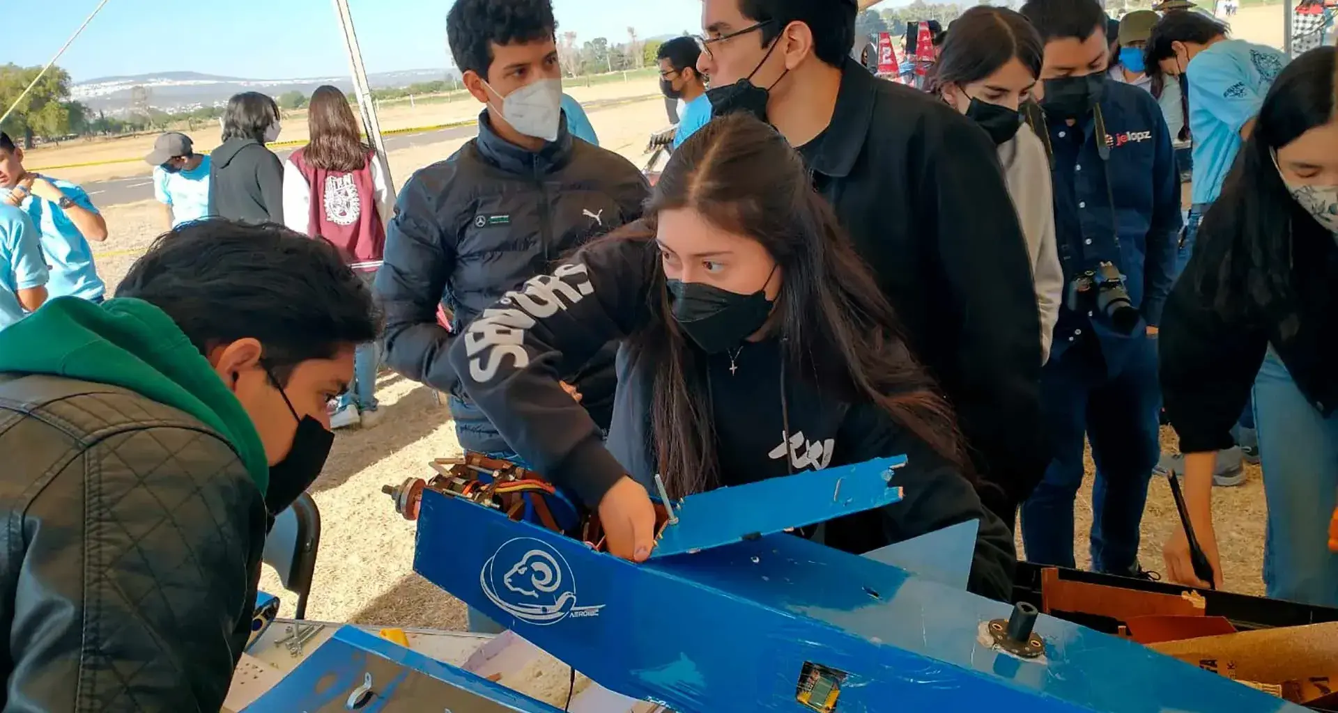 Alumnos del Tec Guadalajara crearon aeronave para competencia SAE de radio control.