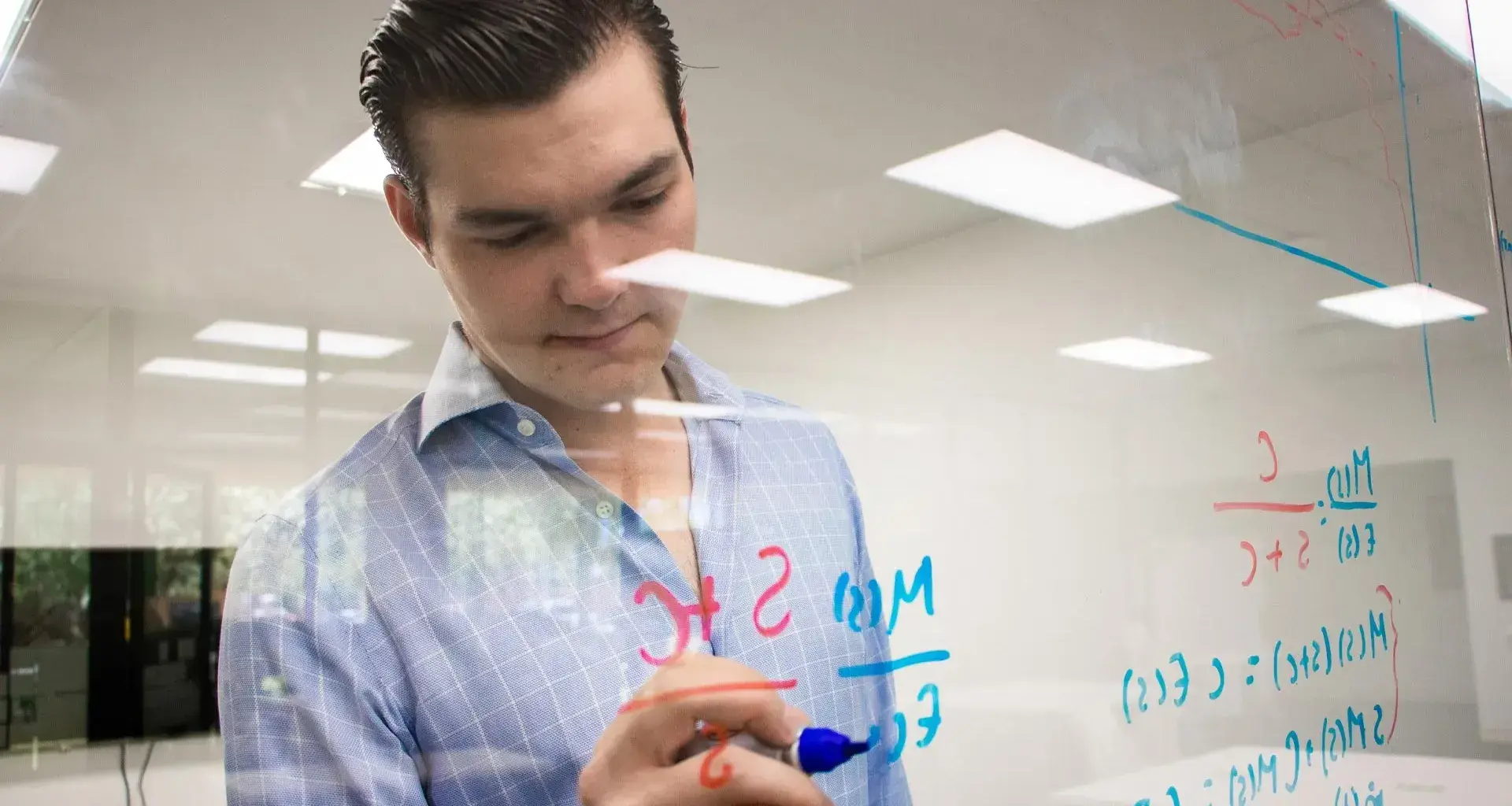 Fernando en el desarrollo de prototipos