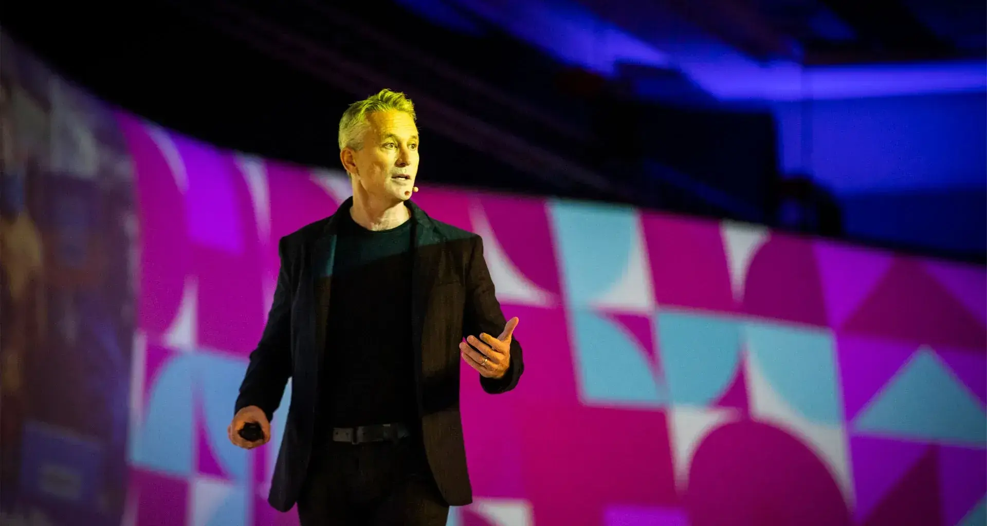 Simon Mainwaring se presentó en INCmty 2022 para compartir 6 mentalidades de los CEO de empresas exitosas.