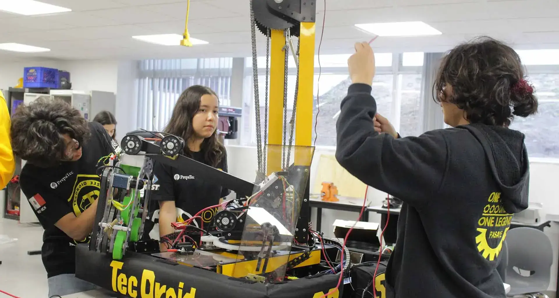 Estudiantes de Preparatoria del Tec de Monterrey campus Querétaro trabajando en su robot TecDroid