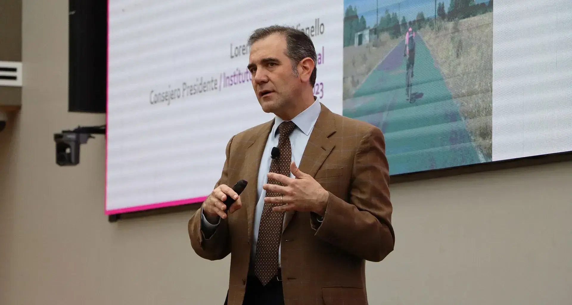 Expone Lorenzo Córdova papel del INE en la democracia en México