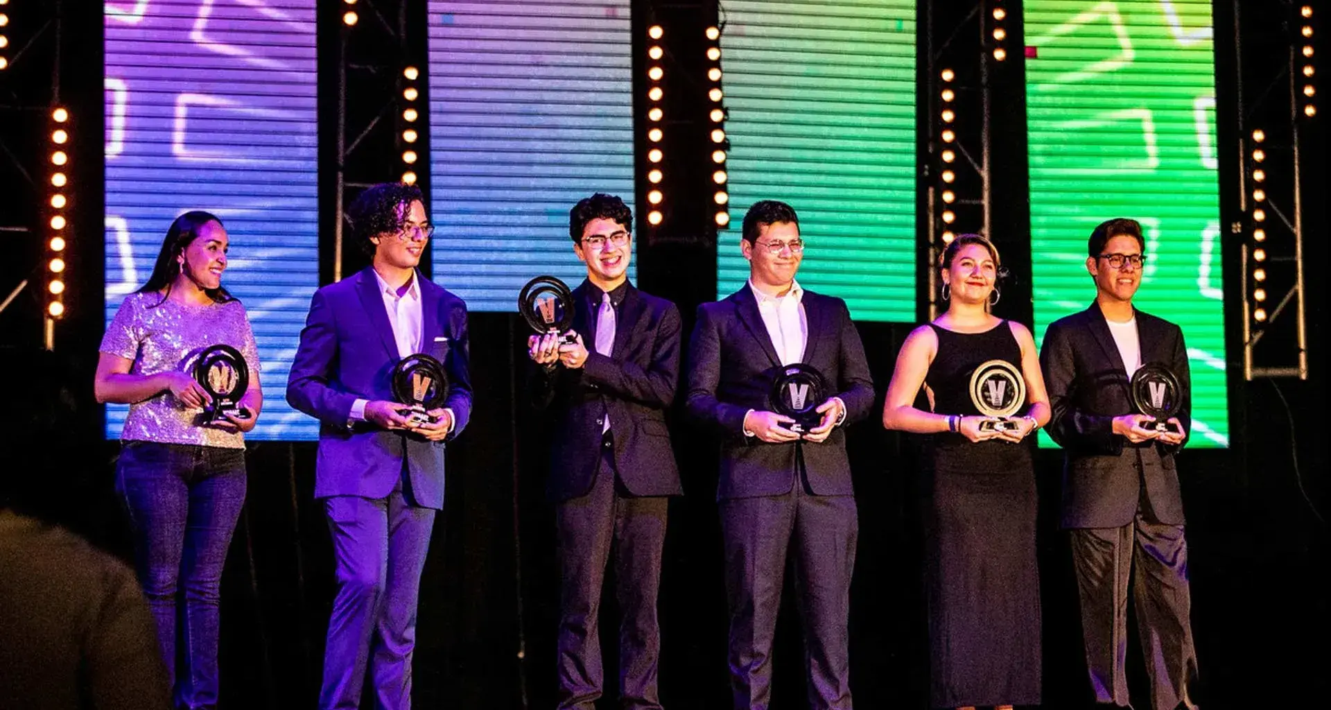 Las y los ganadores de Talento que Inspira posaron para la foto.