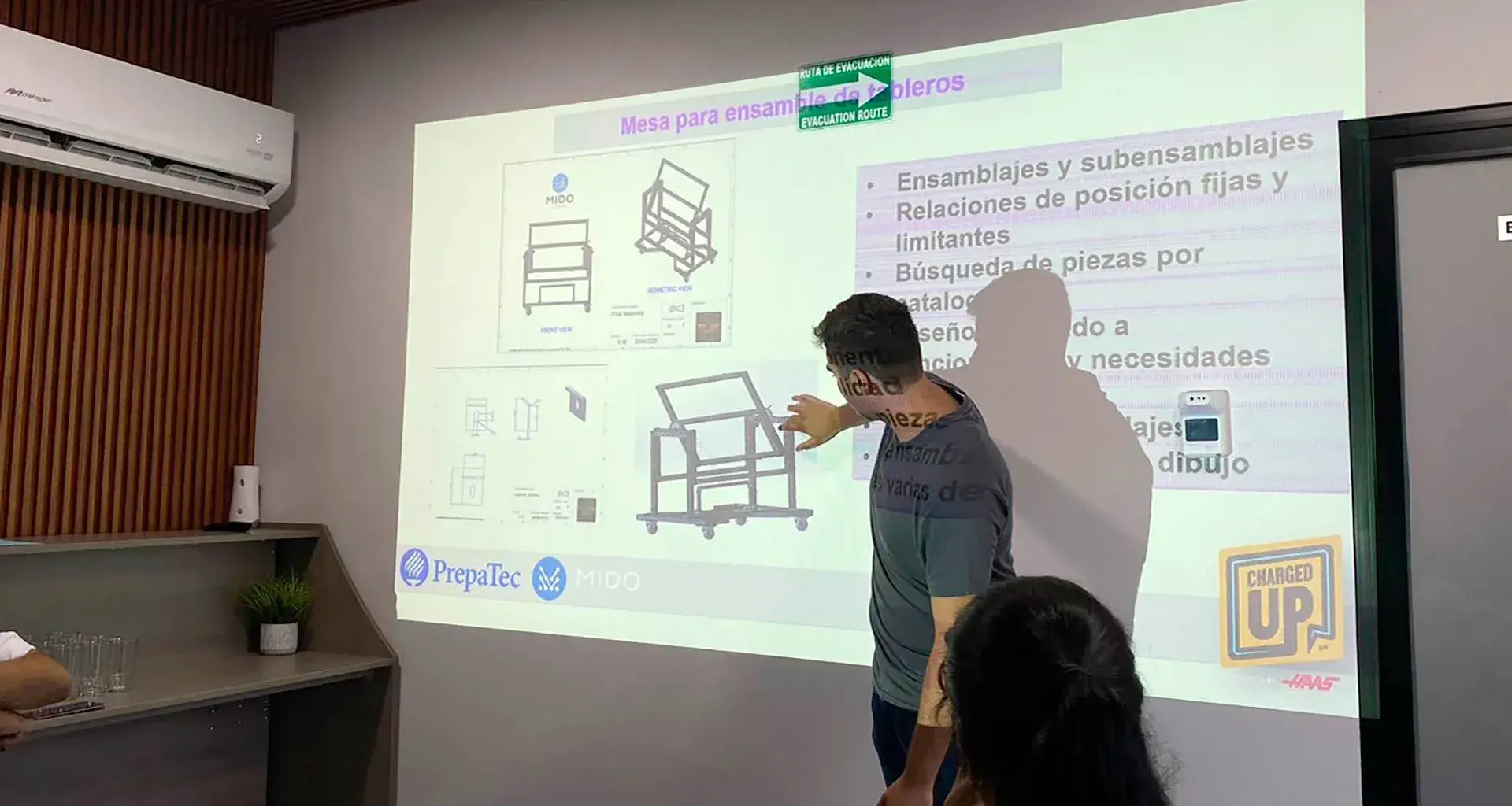 Equipo de robótica de PrepaTec Guadalajara colaboró con empresa Mido. 