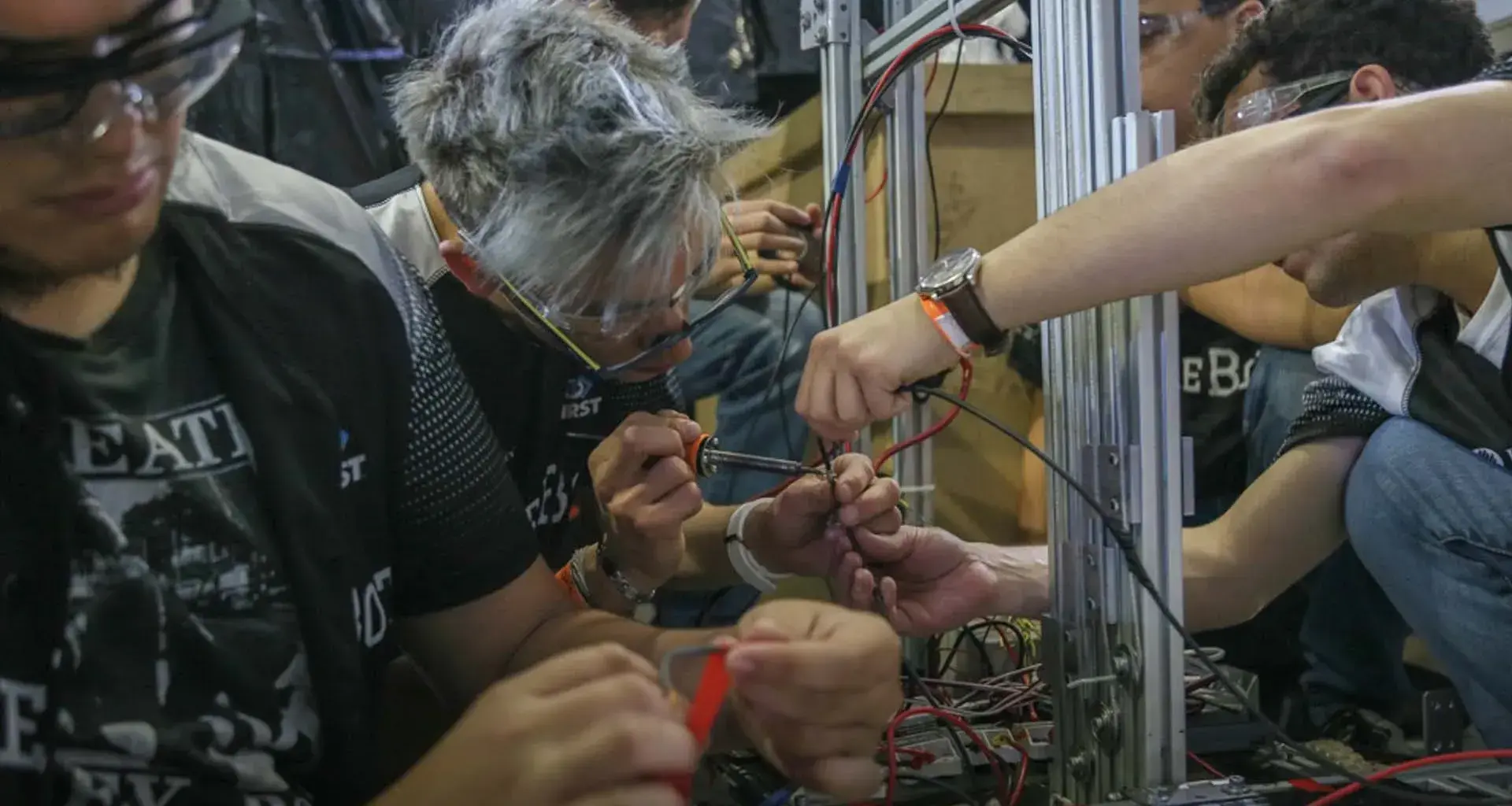 Alumnos de FIRST trabajando en su robot