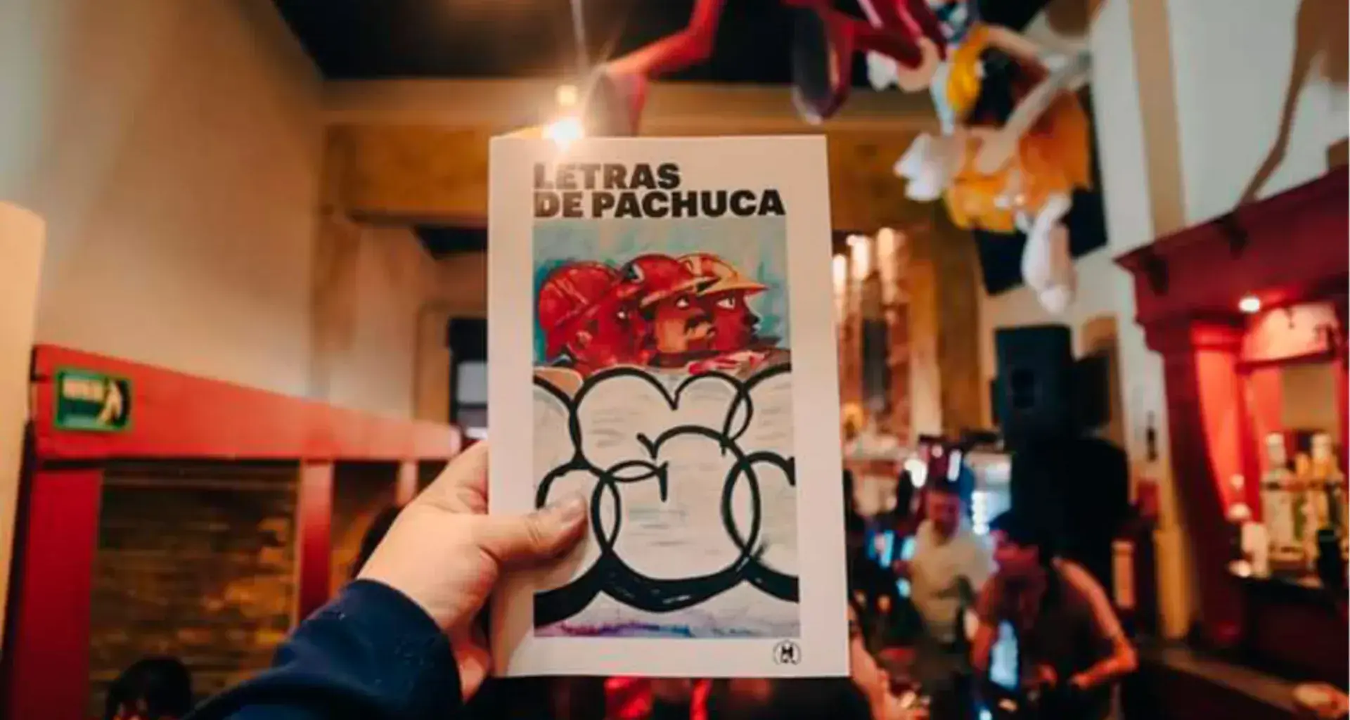 Mano sosteniendo sosteniendo el libro Letras de Pachuca