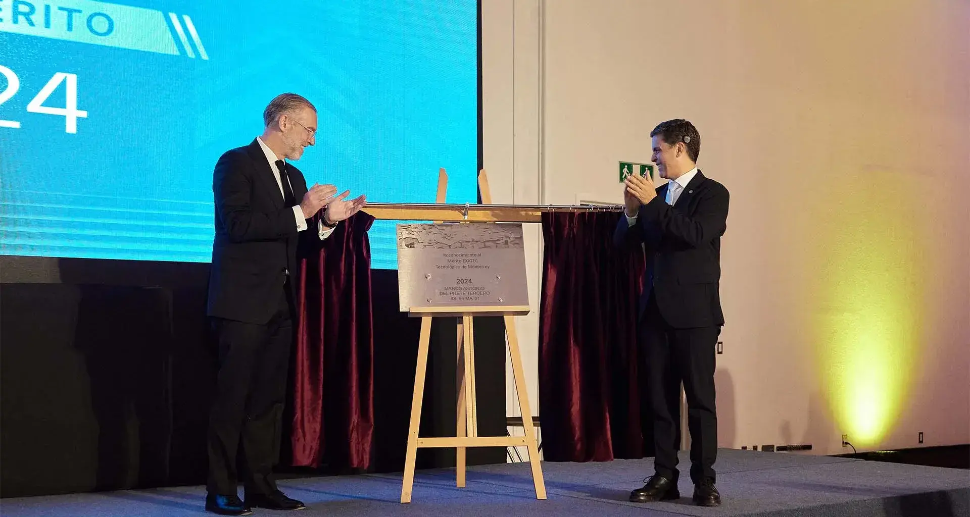 Marco Antonio y Pascual Alcocer develando la placa del premio al Mérito EXATEC 2024