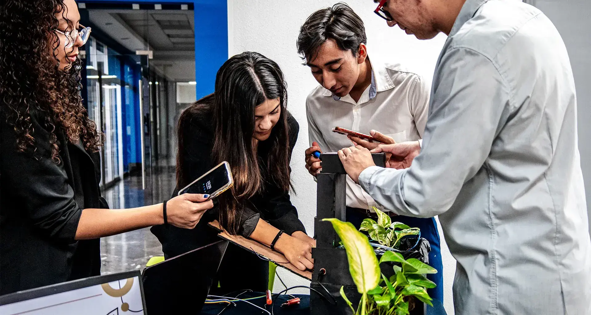 Estudiantes de ingeniería en el Tec de Monterrey campus Laguna trabajan su prototipo