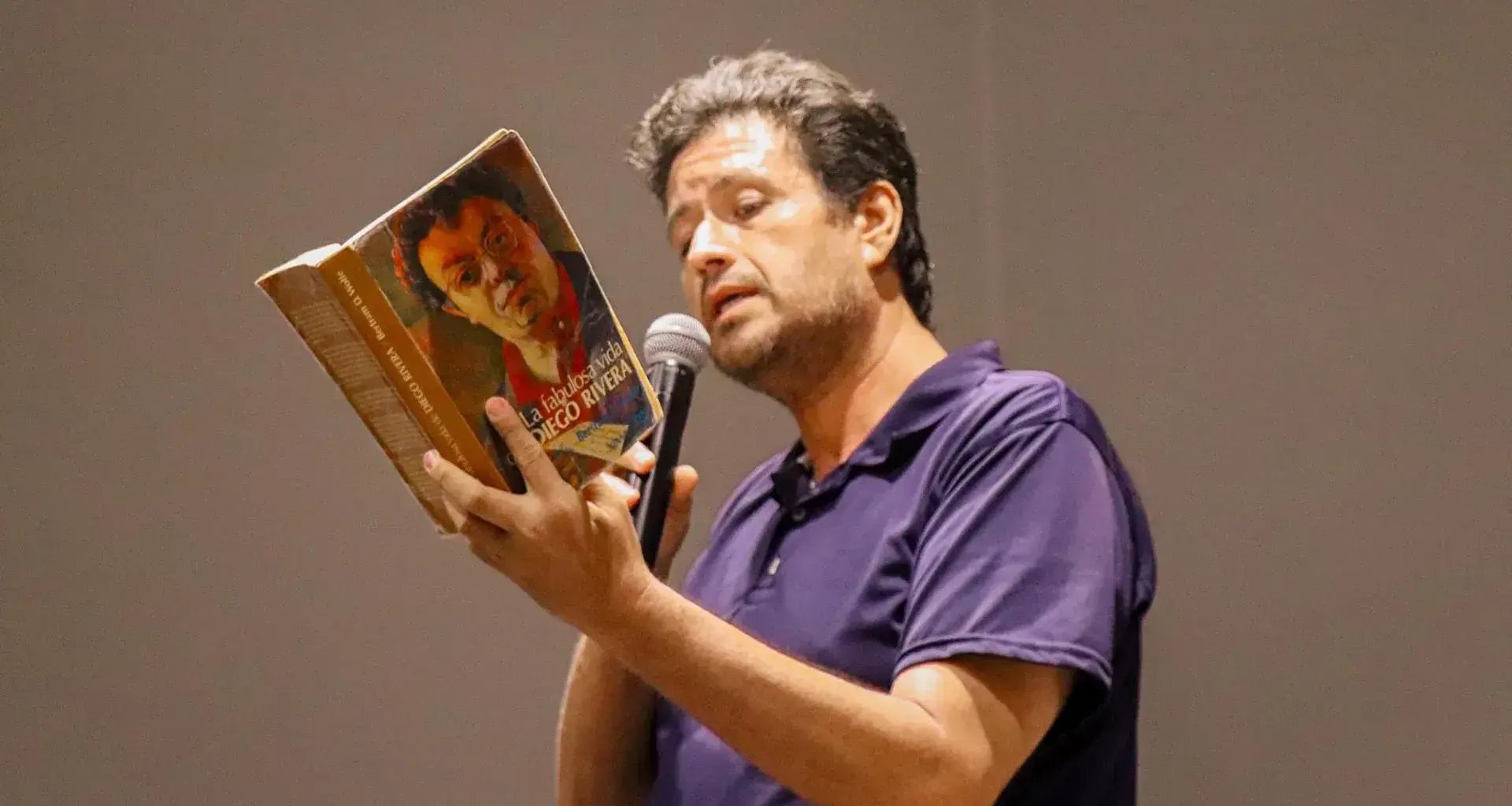 Profesor del Tec de Monterrey lee en conferencia libro sobre la historia de Diego Rivera