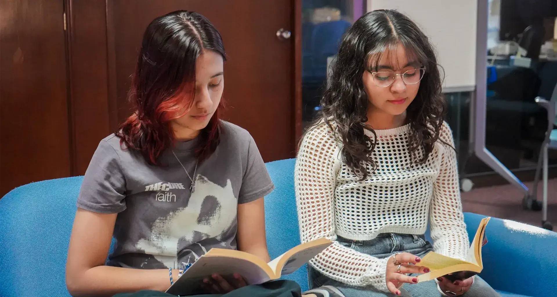 Alumnas PrepaTec leyendo
