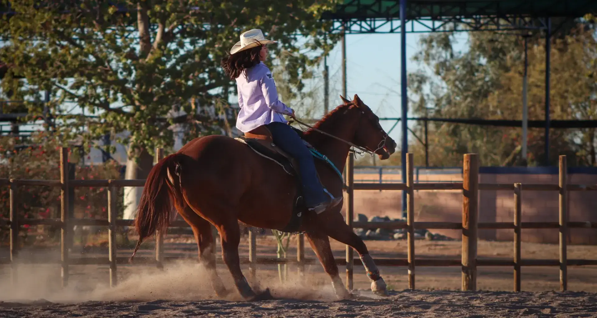 Joven cabalgando sobre un caballo