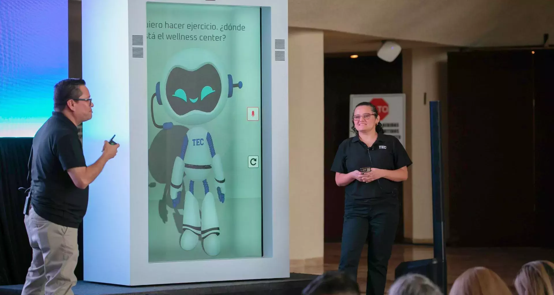 Holograma Tecbot at AI Day