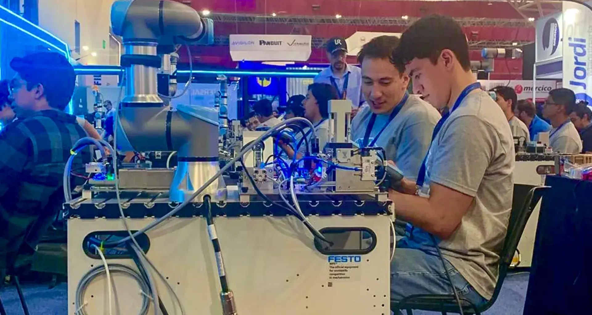 Alumnos Tec vencen en competencia de robótica