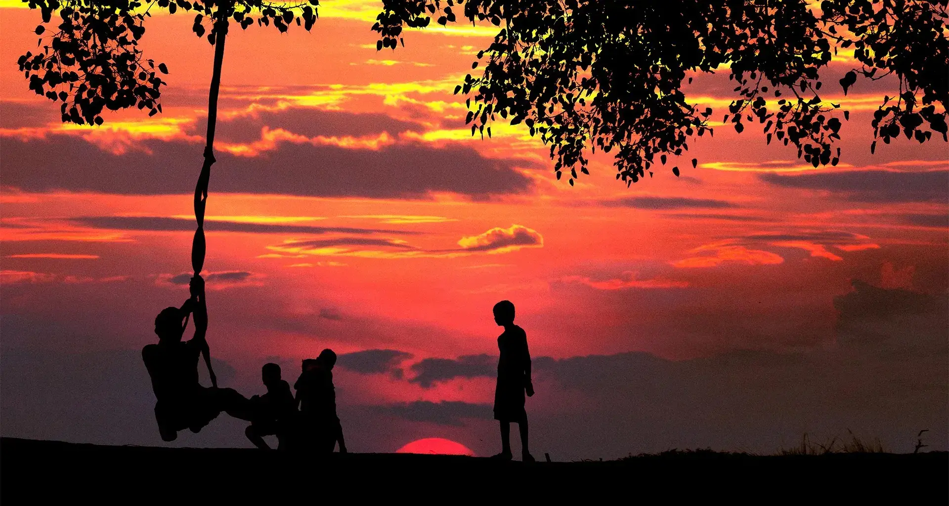 Niños jugando en el atardecer