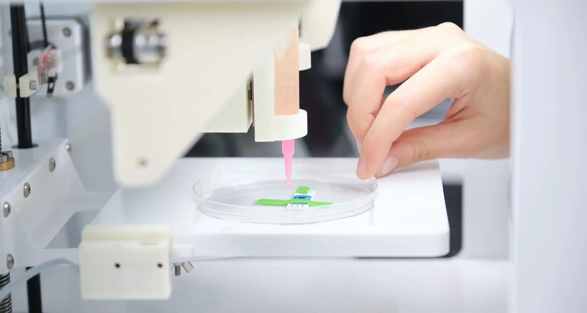 Bioprinting vs. cancer: Tec graduate awarded for his scientific impact