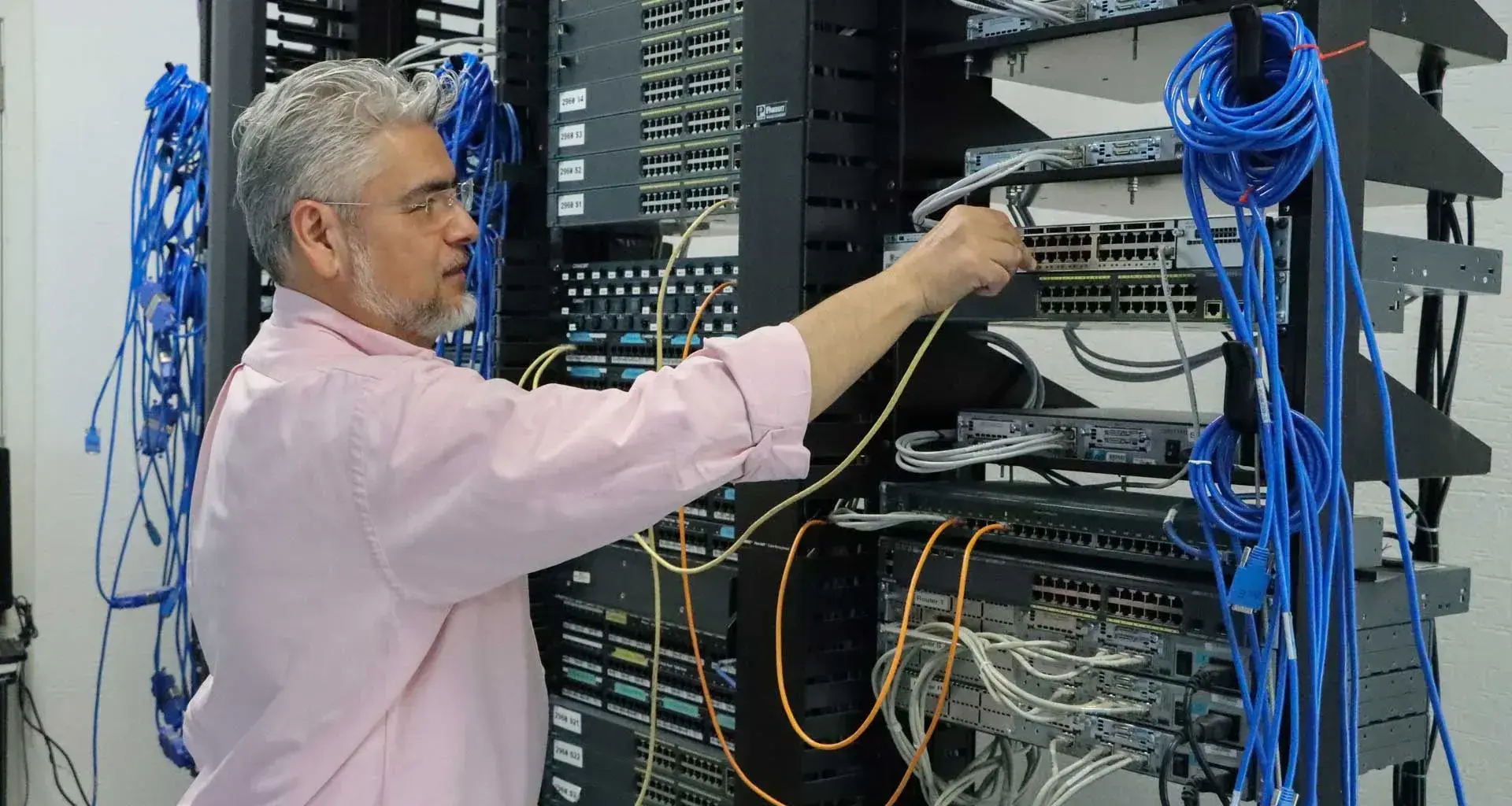 Profesor lidera laboratorio inclusivo enfocado a redes computacionales