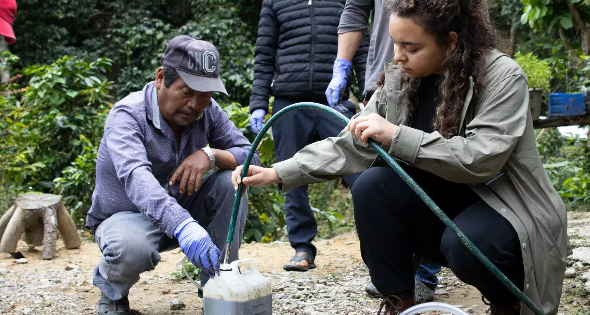 Nora Torres, fundadora de Káapeh México junto a un agricultor.