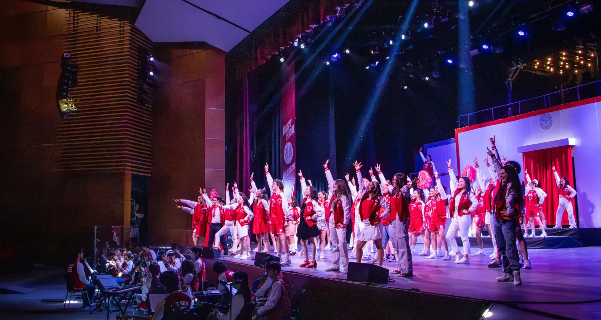 Estudiantes del Tec campus Hidalgo interpretan una coreografía grupal durante High School Musical: On Stage, como parte de las actividades de arte y cultura en mayo.
