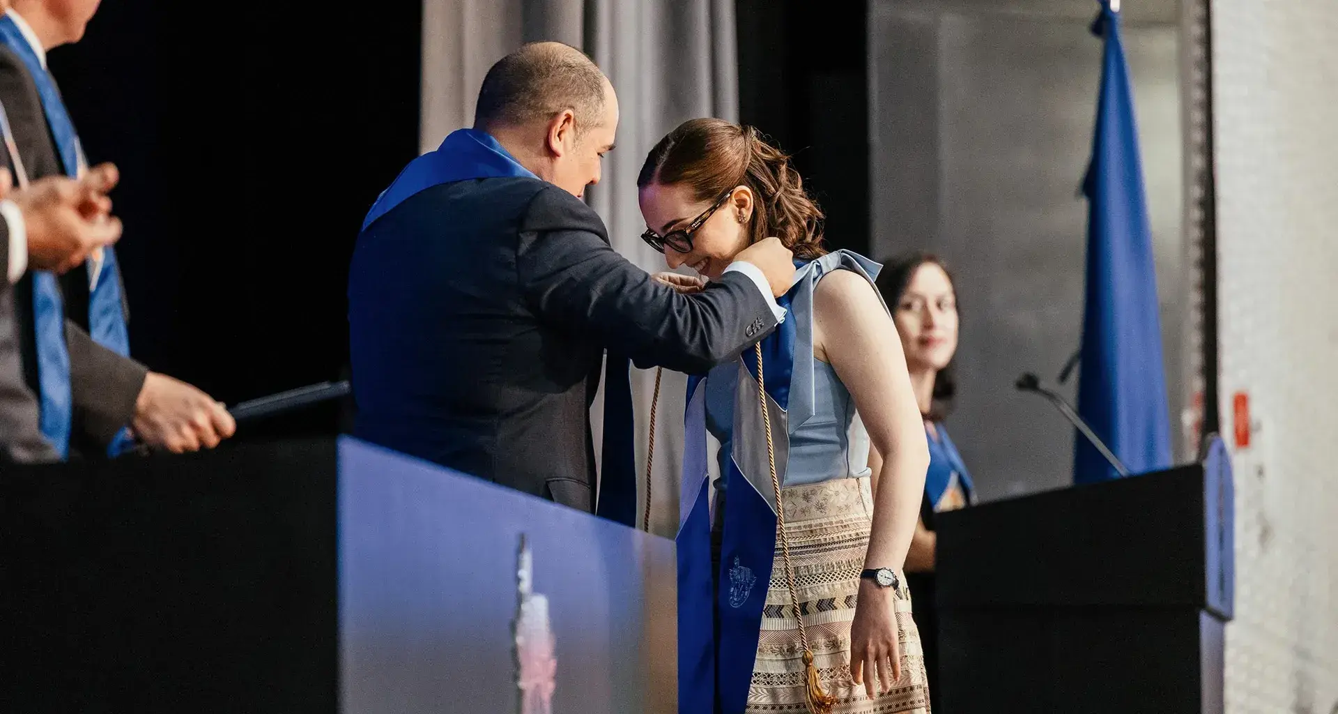 Director general del Tec de Monterrey campus Laguna entrega cordón de menció honorífica a estudiante ganadora del Premio Nacional del examen CENEVAL en generación junio 2025