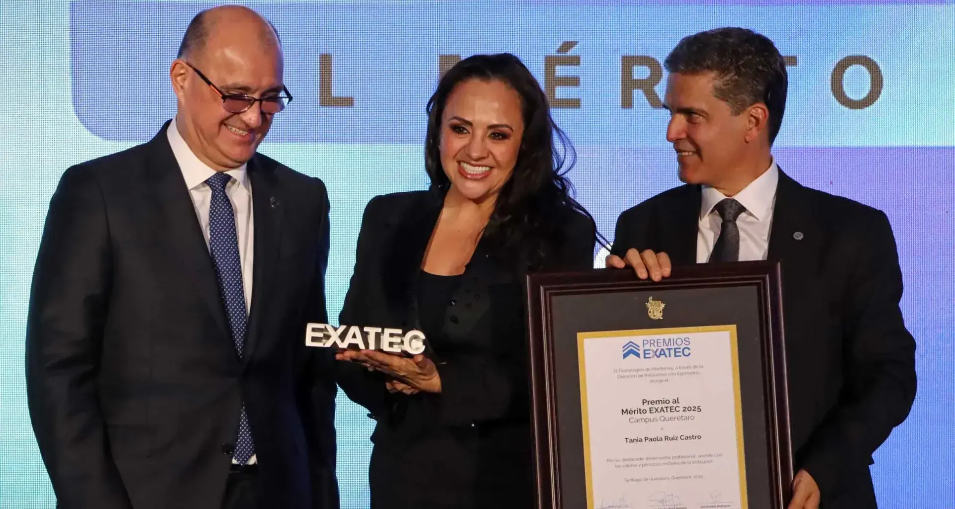 Tania Paola Ruiz Castro, recibió el Premio al mérito EXATEC por su contribución y generosidad a la sociedad civil queretana. 