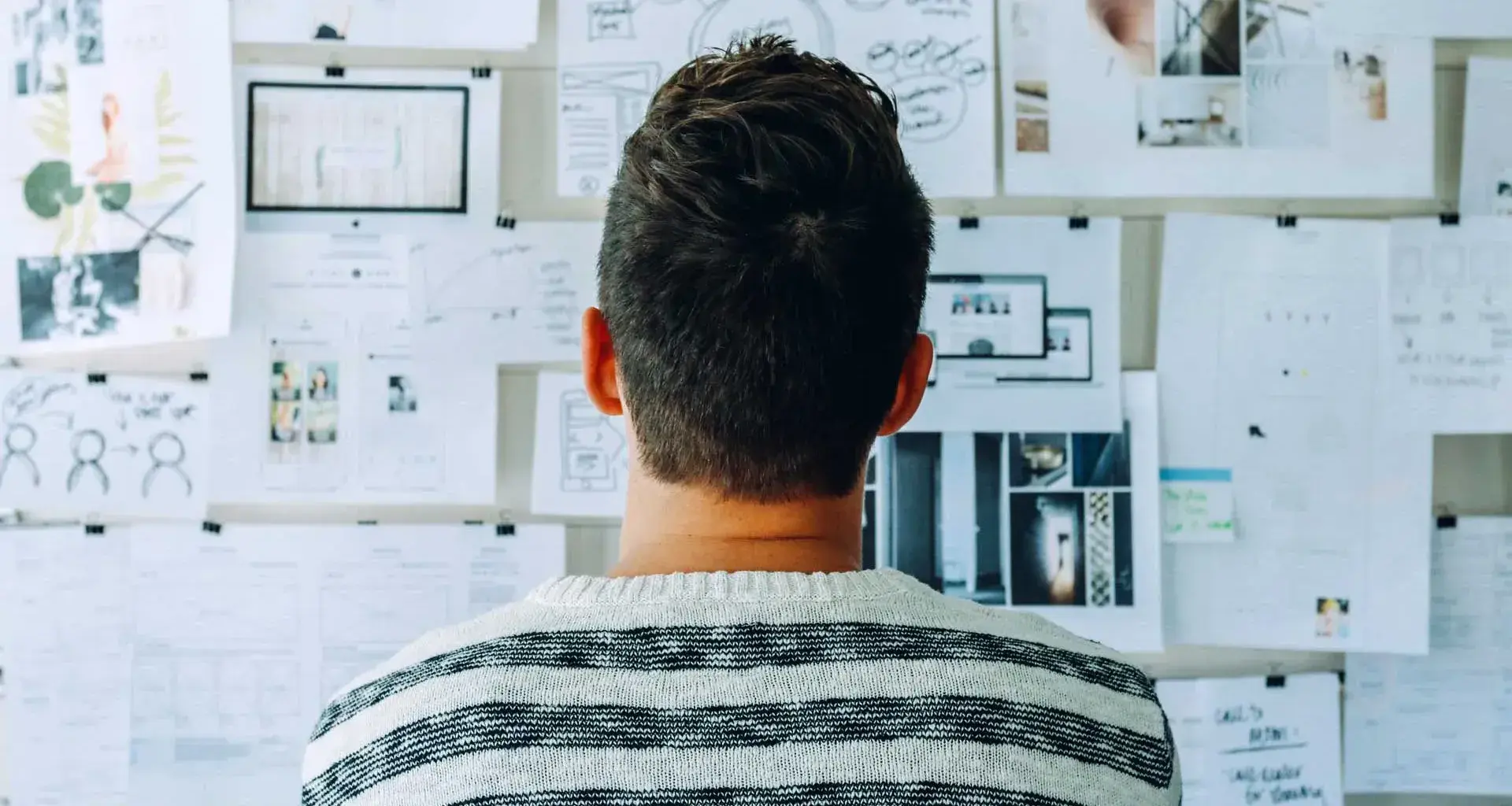 Joven ante un muro de diagramas y planeación